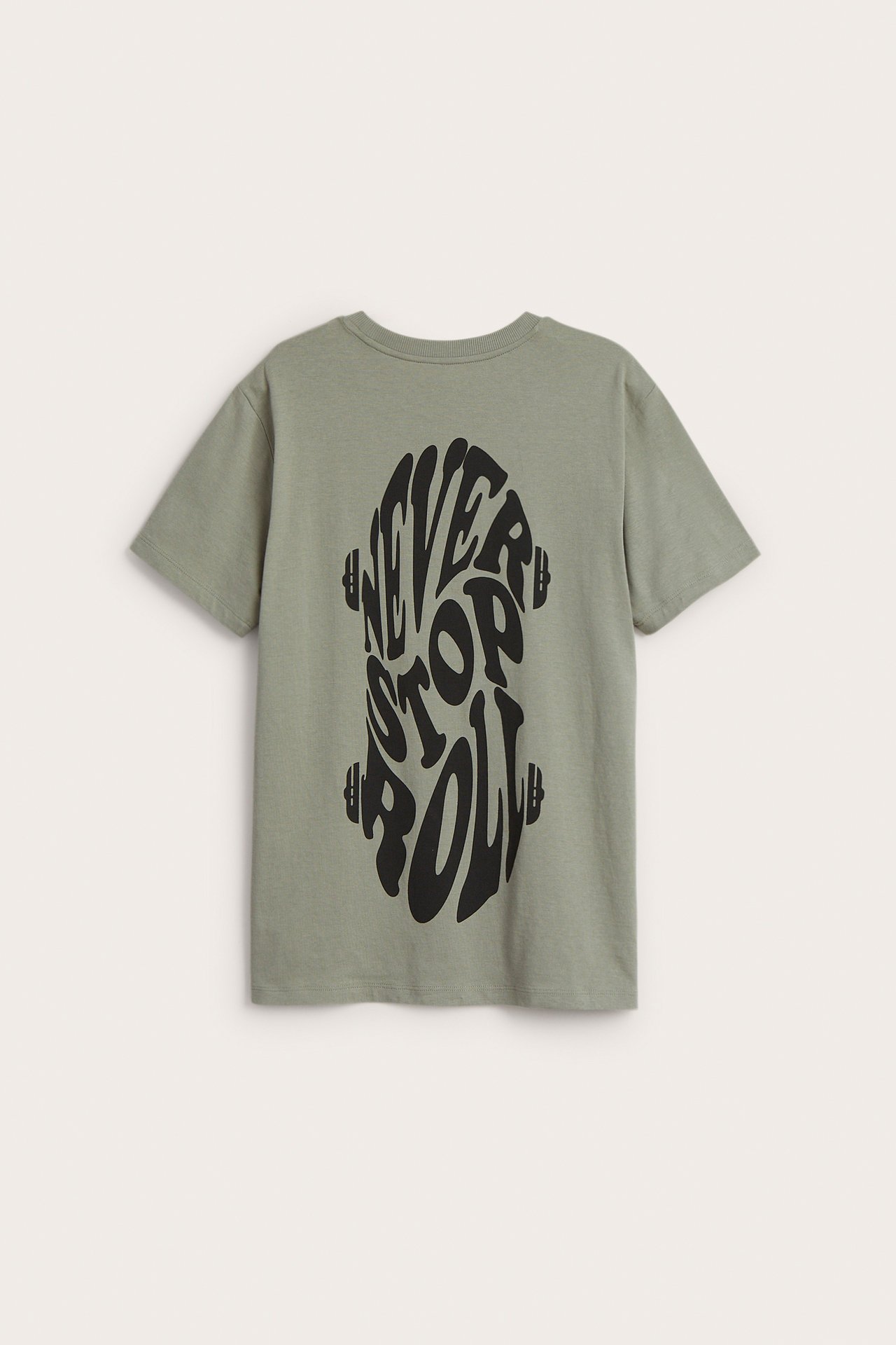 Widok z tyłu: Ciemnozielony bawełniany T-shirt z krótkim rękawem i dużym czarnym nadrukiem.