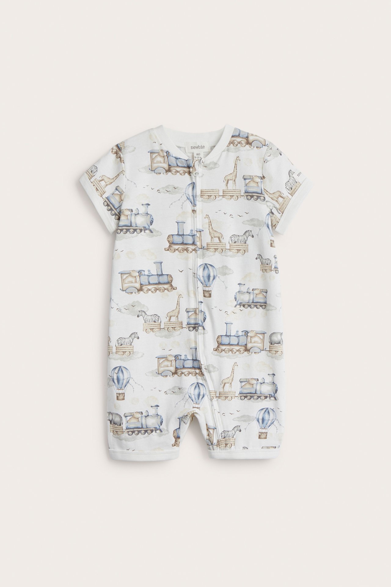 Forfra: Offwhite babyromper i myk bomullsjersey med kjøretøy- og dyremønster, glidelås.