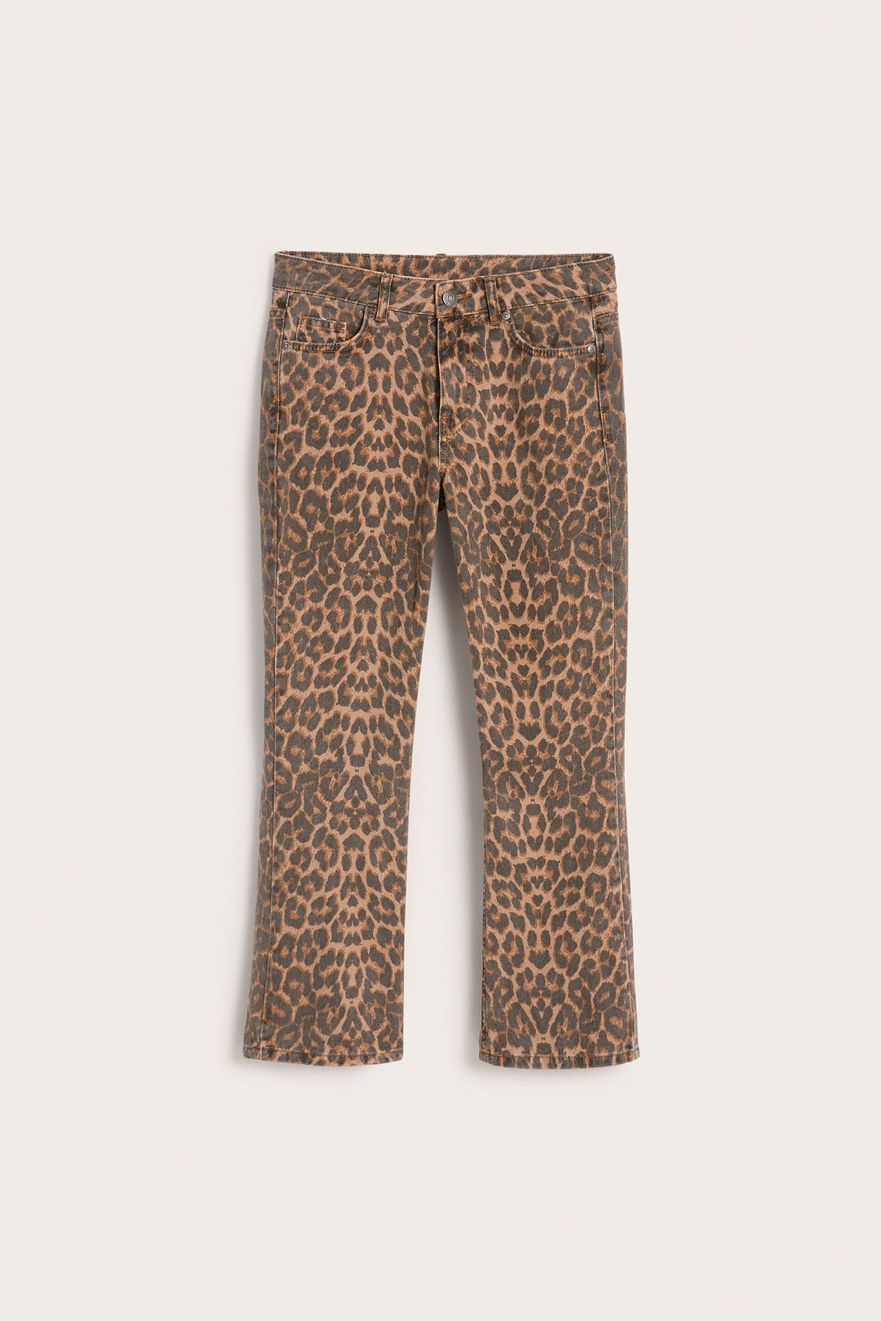 Framifrån: beiga leopardmönstrade cropped flare-jeans med normalhög midja och 5-ficksmodell.