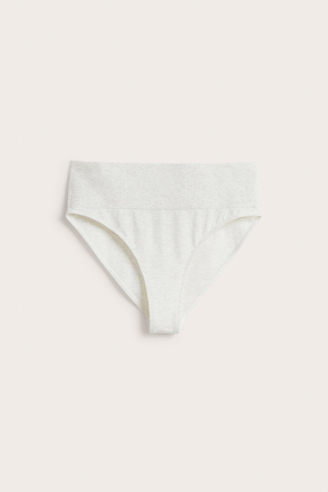 Frontvisning av sømløs Brazilian-truse for kvinner i lys melert hvit med bred ribbet linning.