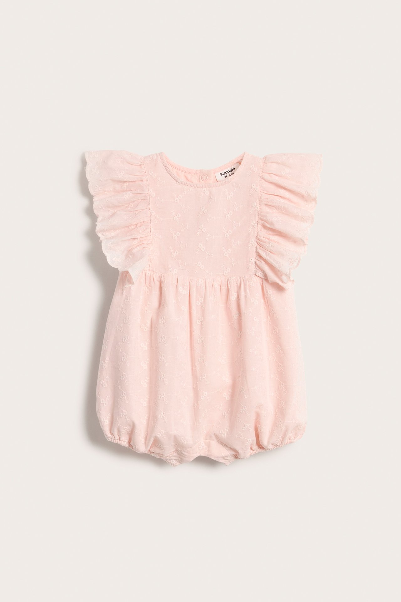 Forfra: Lys rosa babyplaysuit med broderie anglaise, volangermer og ballongformet nederdel.