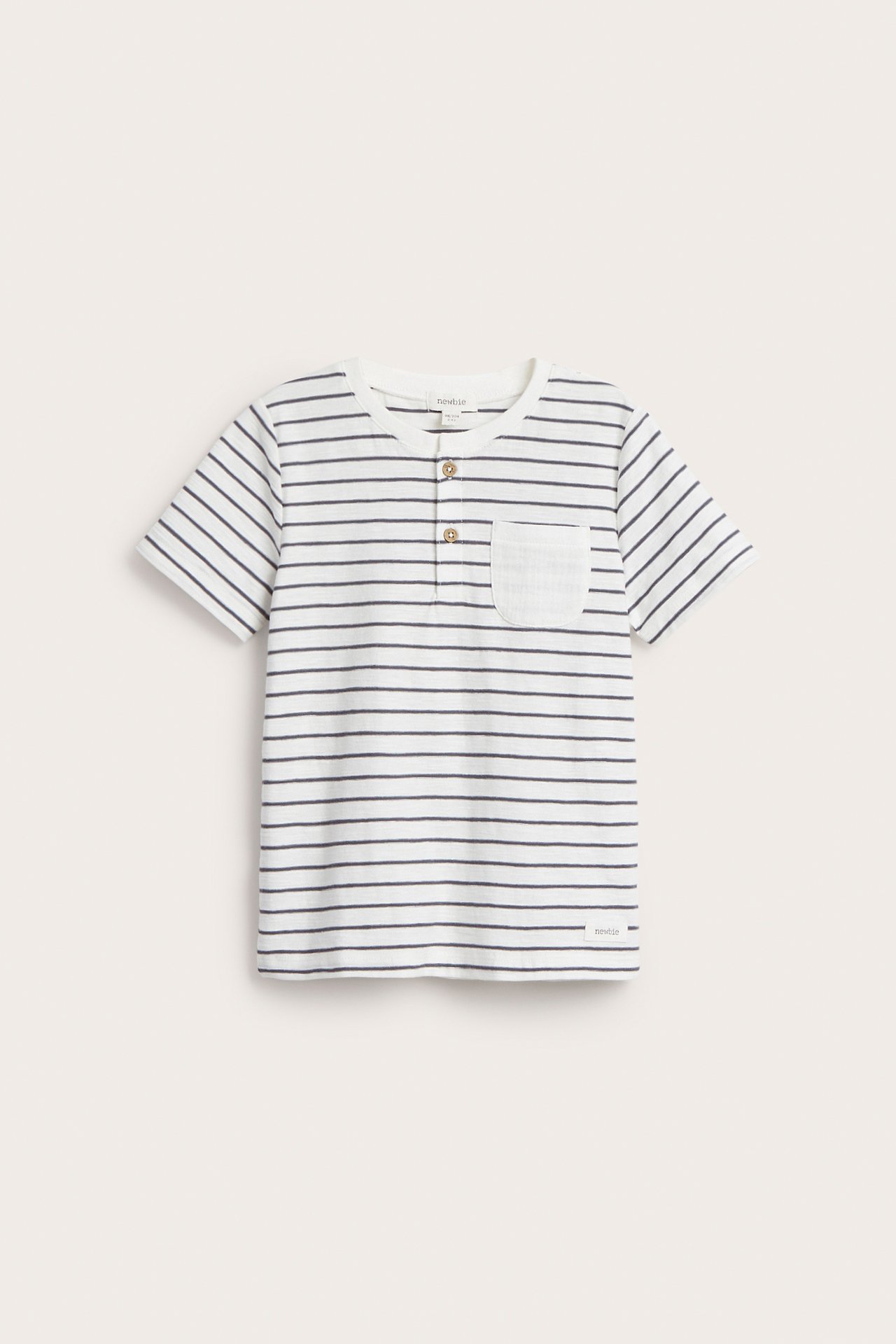 Framifrån: randig kortärmad t-shirt i offwhite bomull för barn med knappslå och bröstficka.