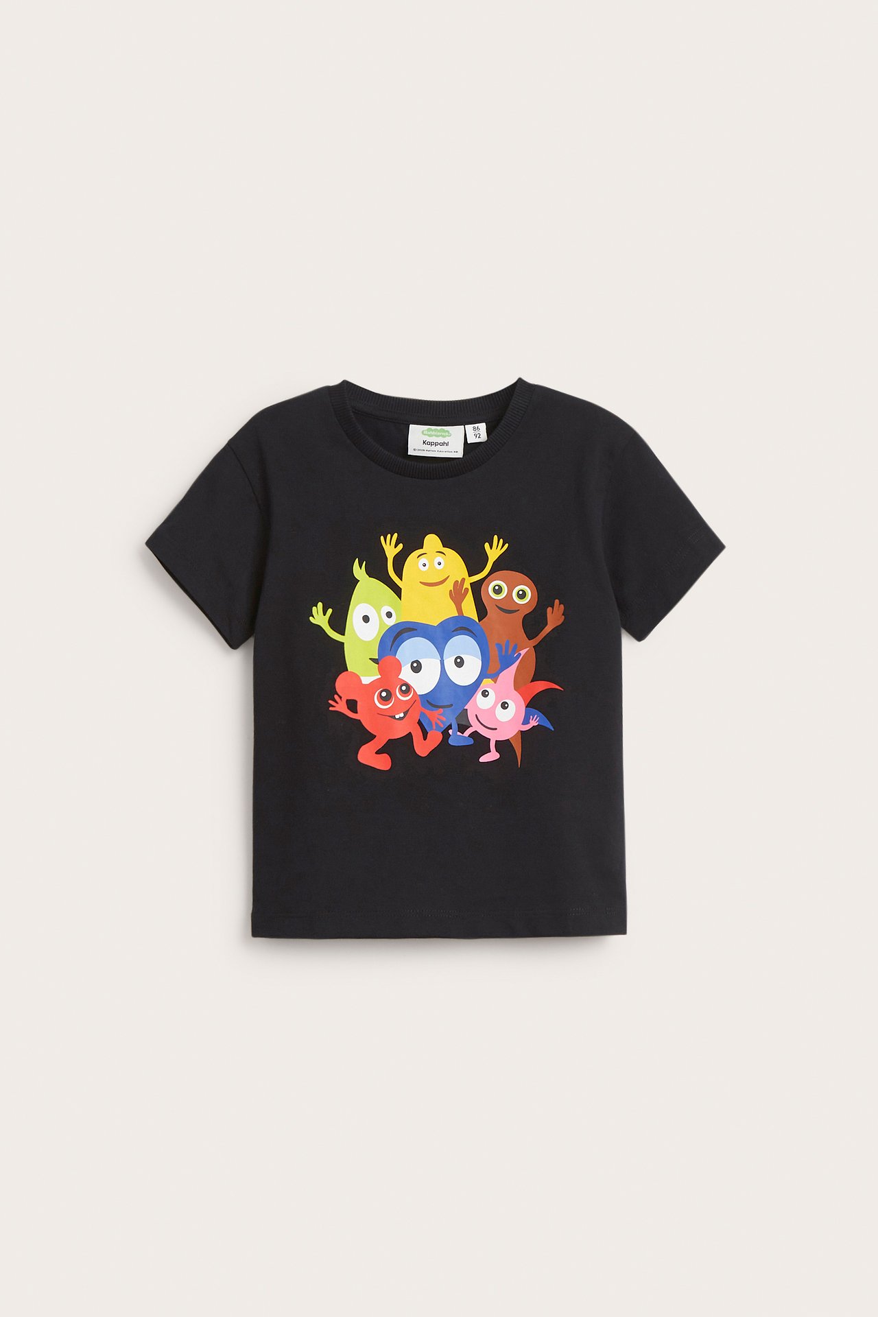 Widok z przodu czarnego bawełnianego T-shirtu dziecięcego z kolorowym nadrukiem Babblarna z przodu.