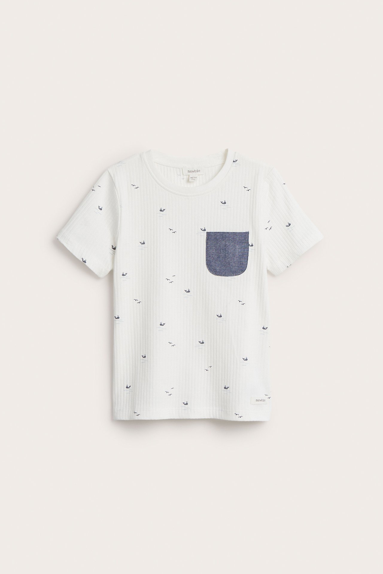 Frontvisning: Off-white ribbet barne-t-skjorte med lite dyremønster og en blå chambray brystlomme.