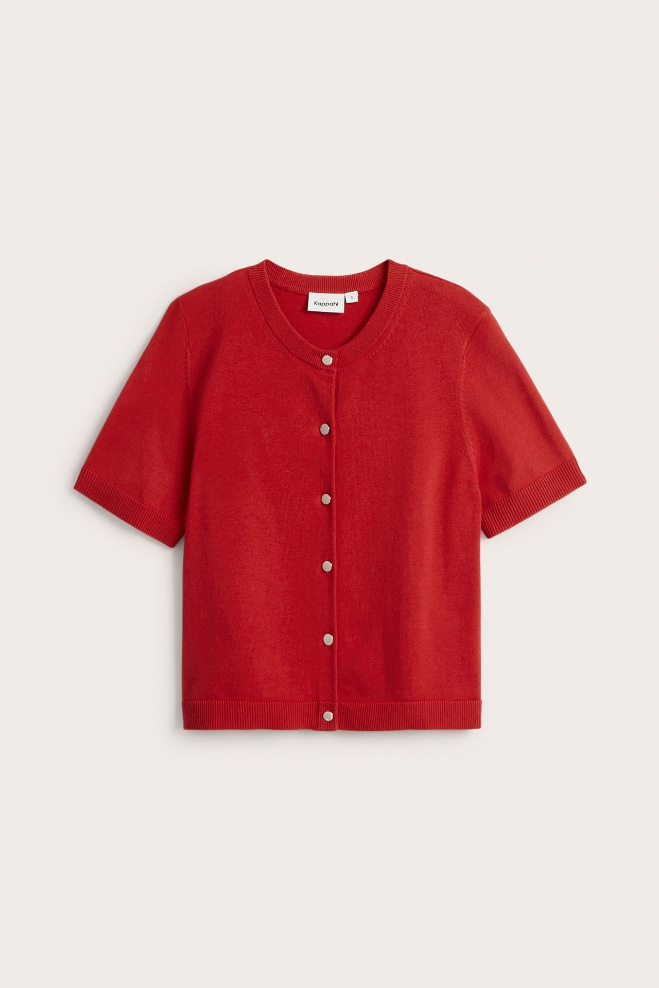 Edestä, punainen lyhythihainen puuvilla-akryylineuletakki, jossa hopeanväriset napit.