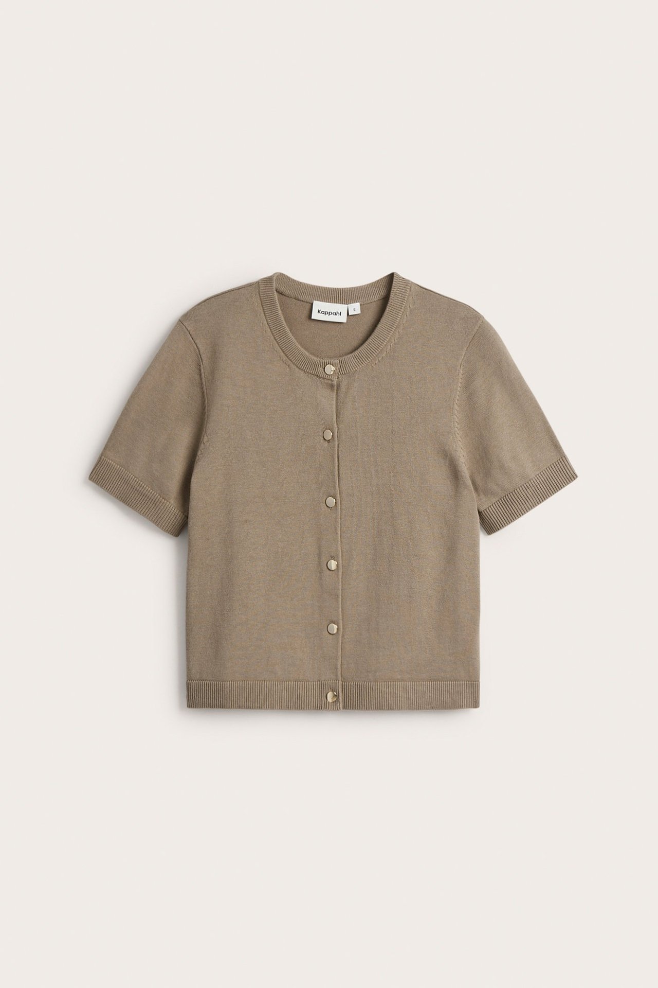 Widok z przodu: ciemnobeżowy kardigan z krótkim rękawem z mieszanki bawełny i akrylu, z guzikami.