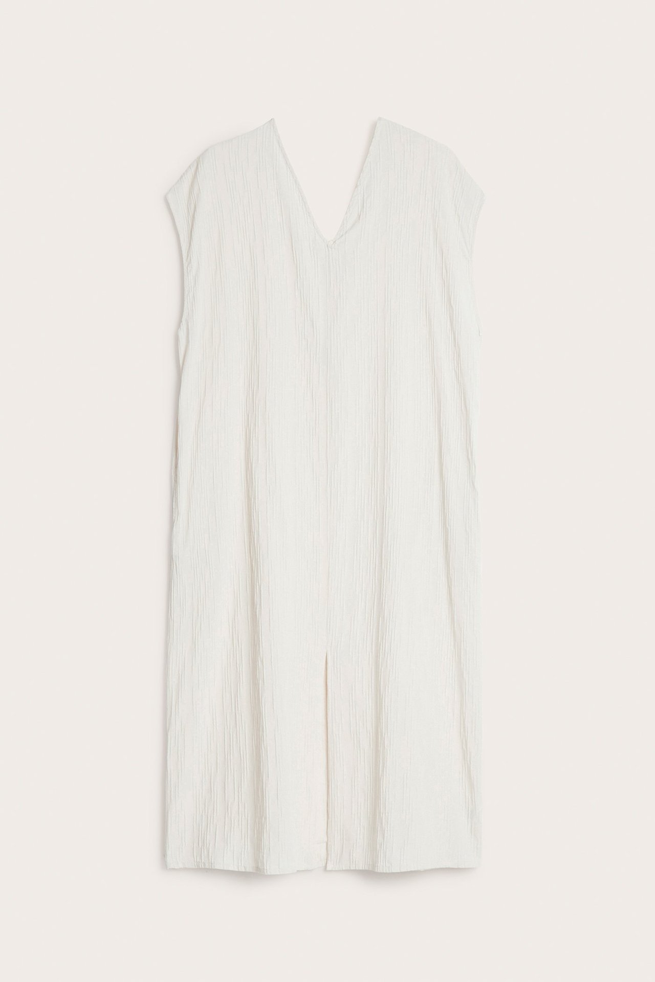 Frontvisning: Hvit krøllet bomullsblandingskjole med V-hals og liten splitt foran.