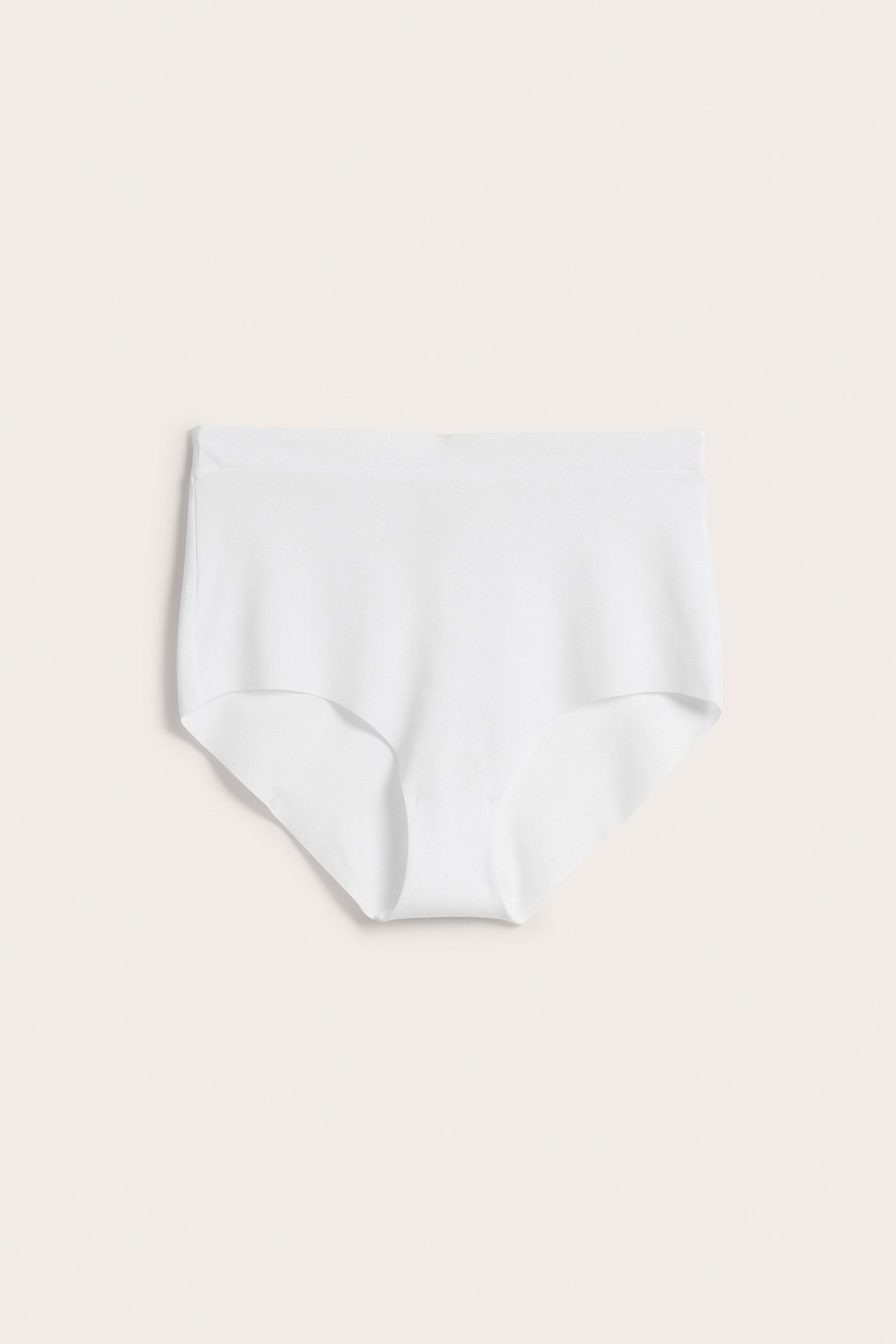 Frontvisning av hvite sømløse hipster-truser i mikrofiber med elastisk linning.