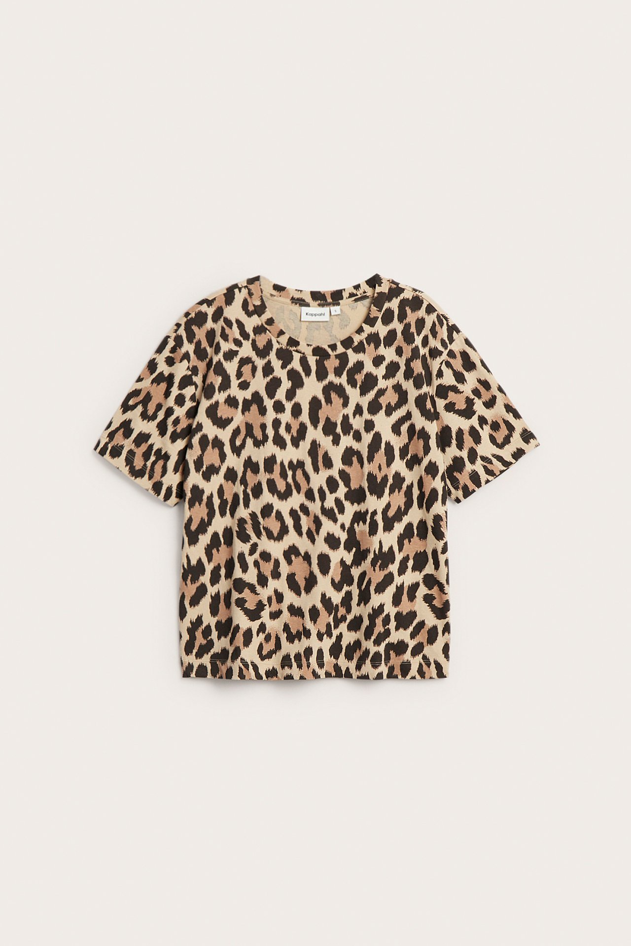 Forfra, beige bomulls-T-skjorte med leopardmønster.