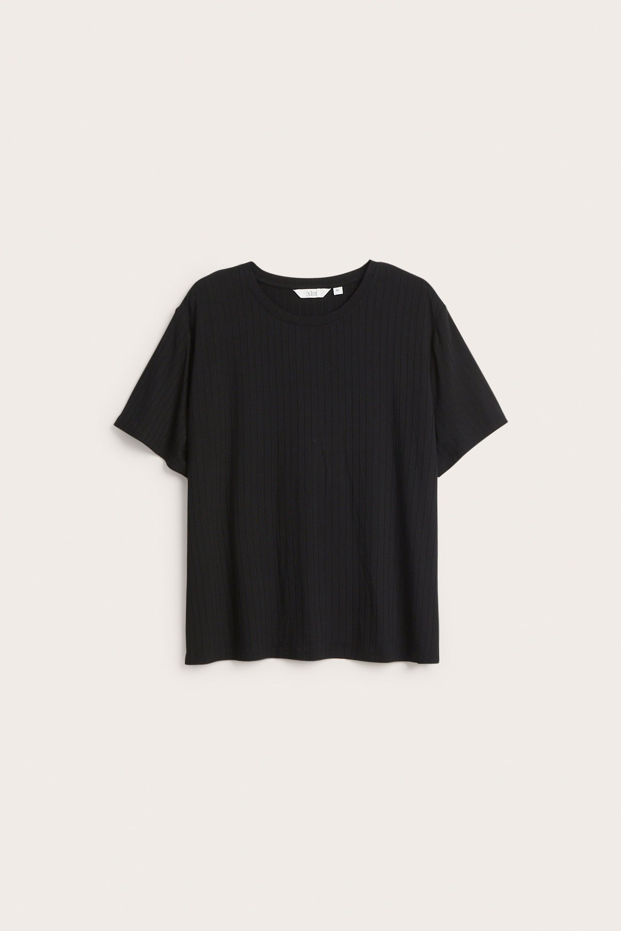 Widok z przodu czarnego prążkowanego T-shirtu z krótkimi rękawami i okrągłym dekoltem, o luźnym kroju.