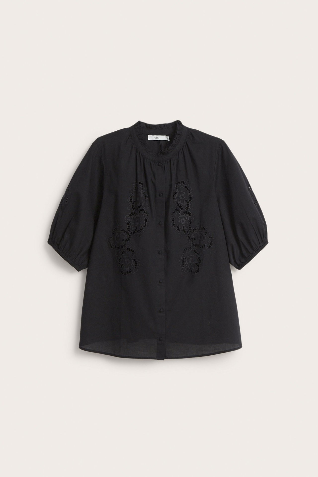 Czarna bawełniana bluzka z haftem, krótkimi bufiastymi rękawami i falbankowym kołnierzem.