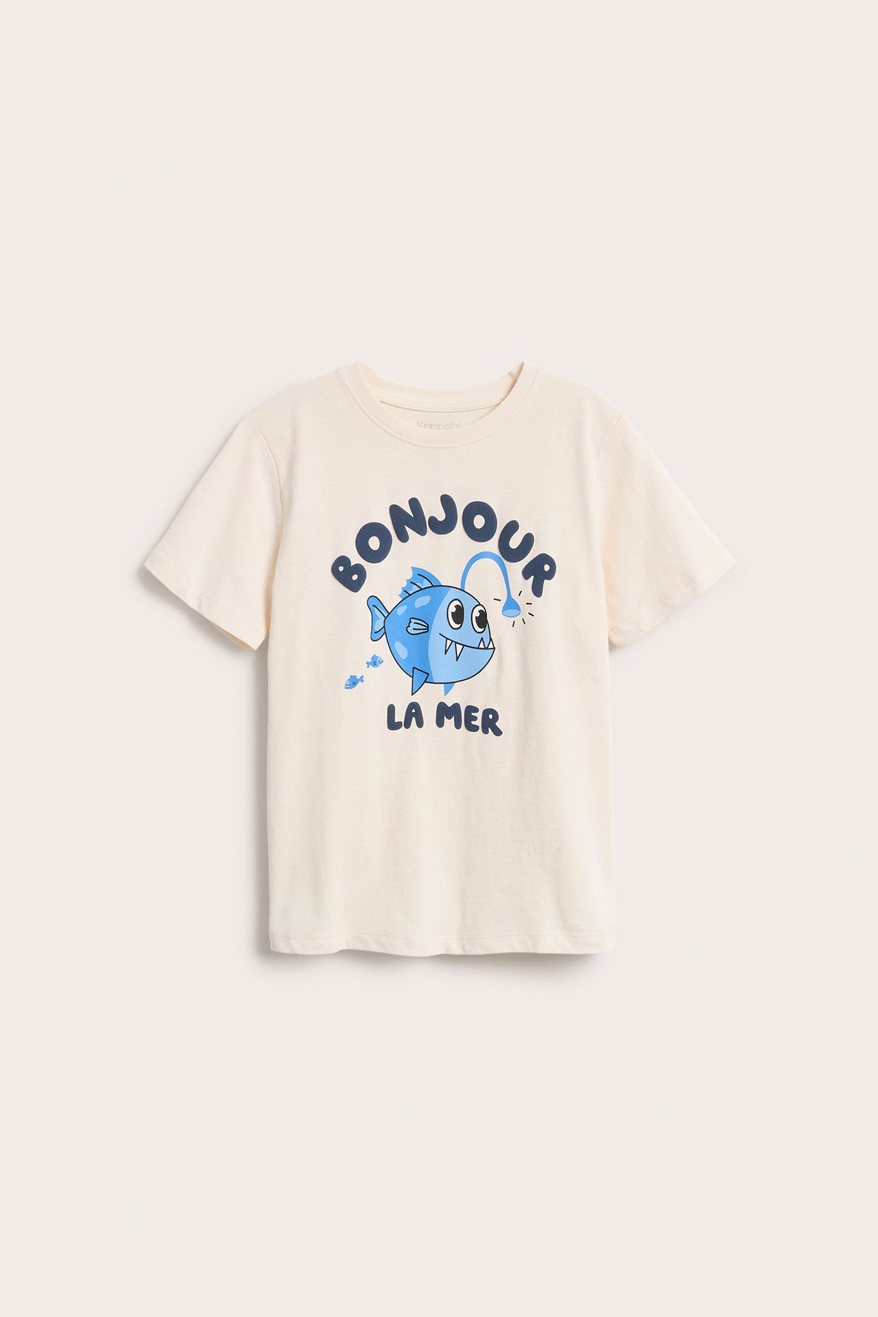 Widok z przodu: beżowy bawełniany T-shirt dziecięcy z niebieskim nadrukiem ryby i napisem "BONJOUR LA MER".