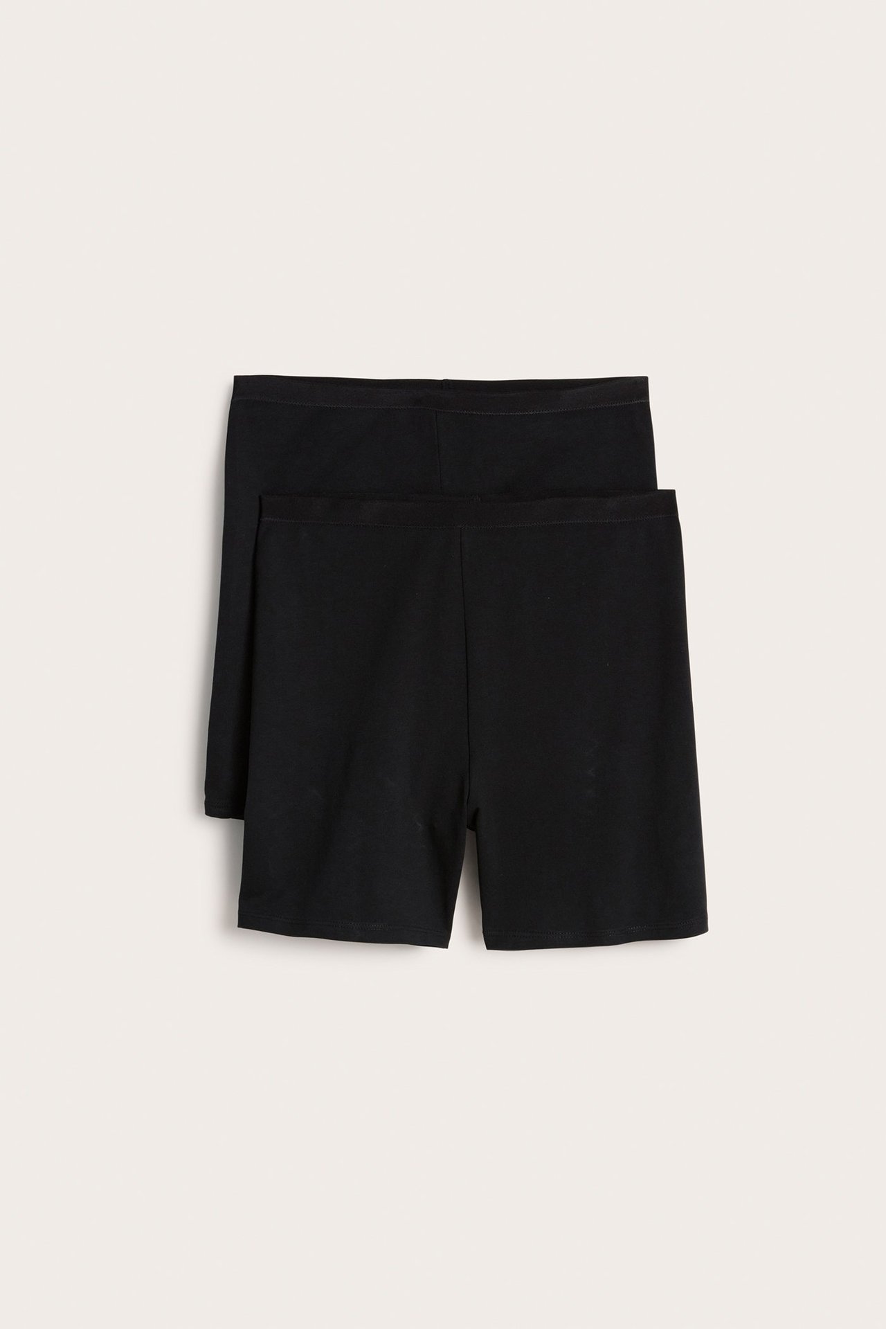 Forfra: To svarte bomull/elastan høy-midje shortstruser med myk elastisk linning, stablet.