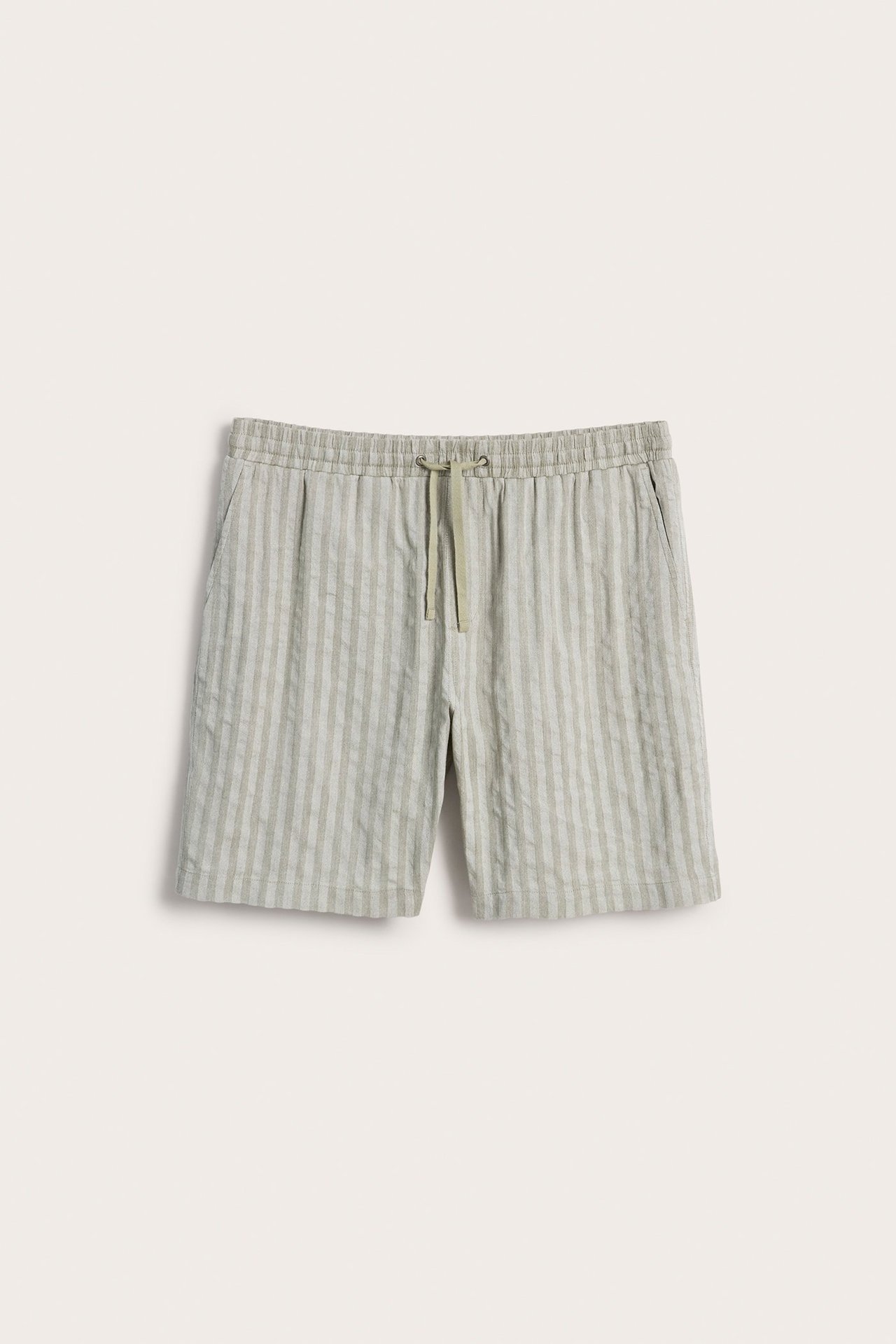 Edestä: miesten vaaleanvihreät raidalliset puuvillaseersucker-shortsit, joustava kiristysnyörivyötärö ja sivutaskut.