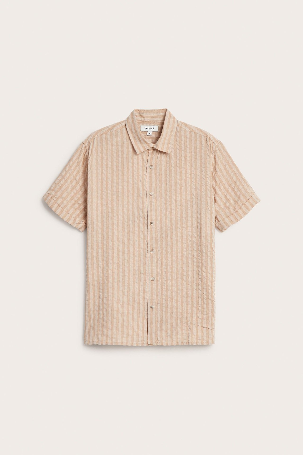 Edestä kuvattu beigenvärinen raidallinen lyhythihainen miesten seersucker-paita, jossa on kaulus ja napit edessä.