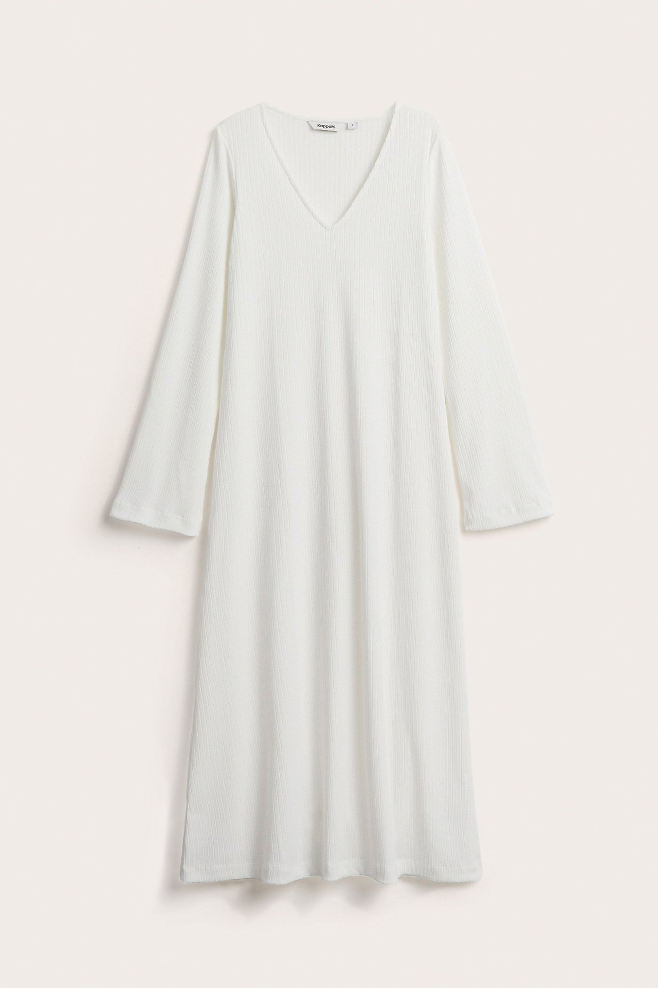 Frontvisning av en offwhite ribbet V-hals midikjole med lange ermer.