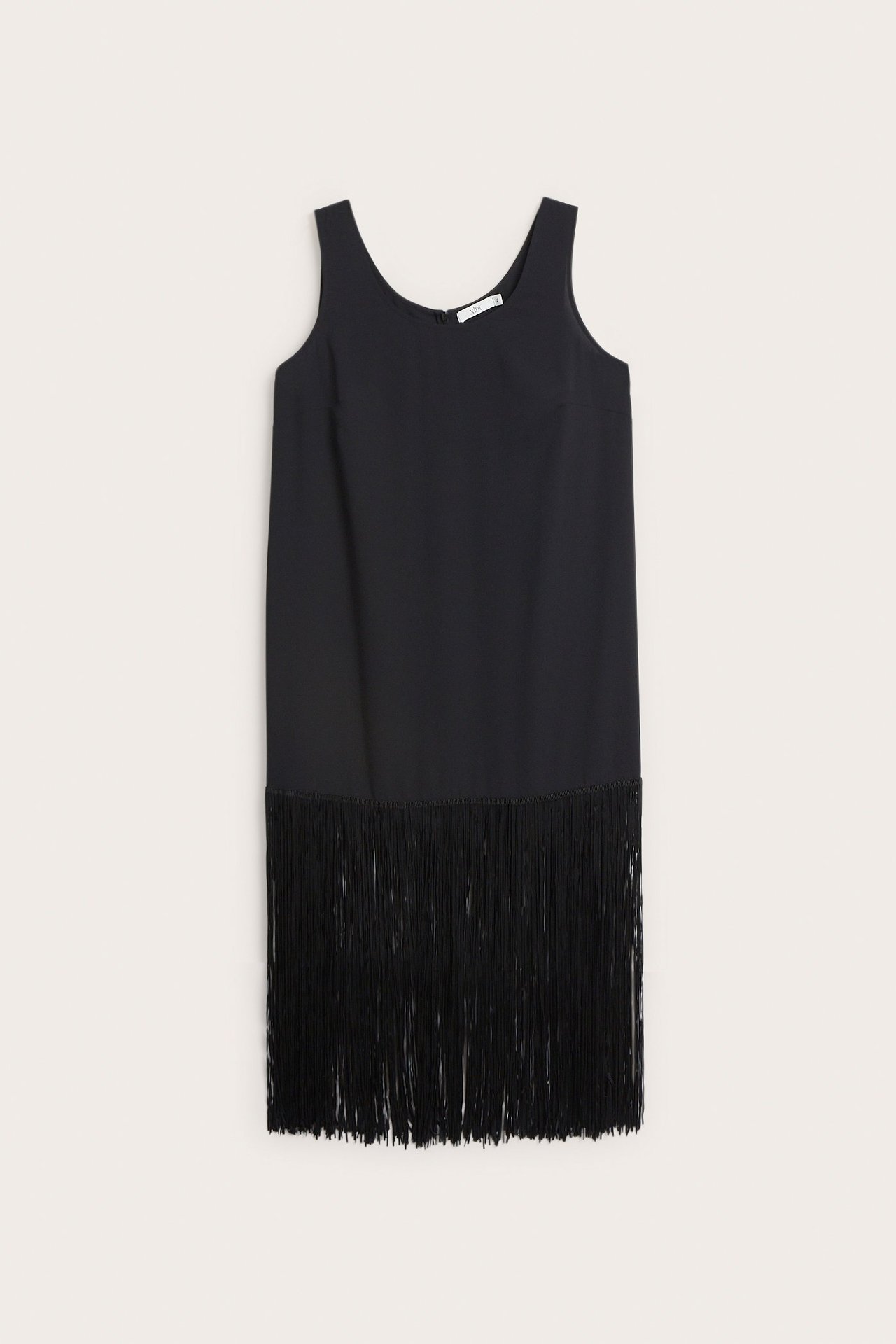 Edestä, musta hihaton polyesterimekko, jossa suora istuvuus ja hapsuhelma.