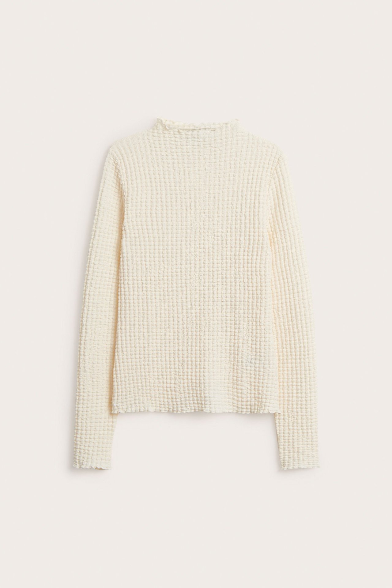 Widok z przodu: Ecru bluzka z długim rękawem, waflową strukturą, półgolfem i wykończeniem babylock.