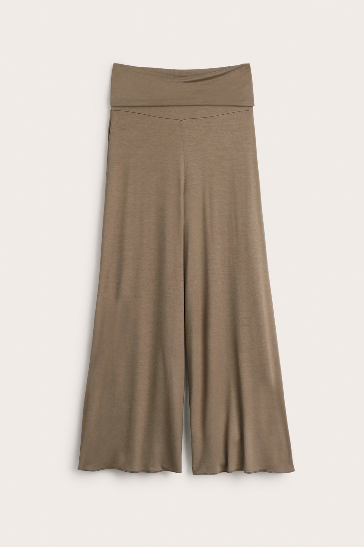 Edestä näkymä ruskeista leveälahkeisista oleskeluhousuista pehmeää viskoositrikoota taitettavalla vyötäröllä.