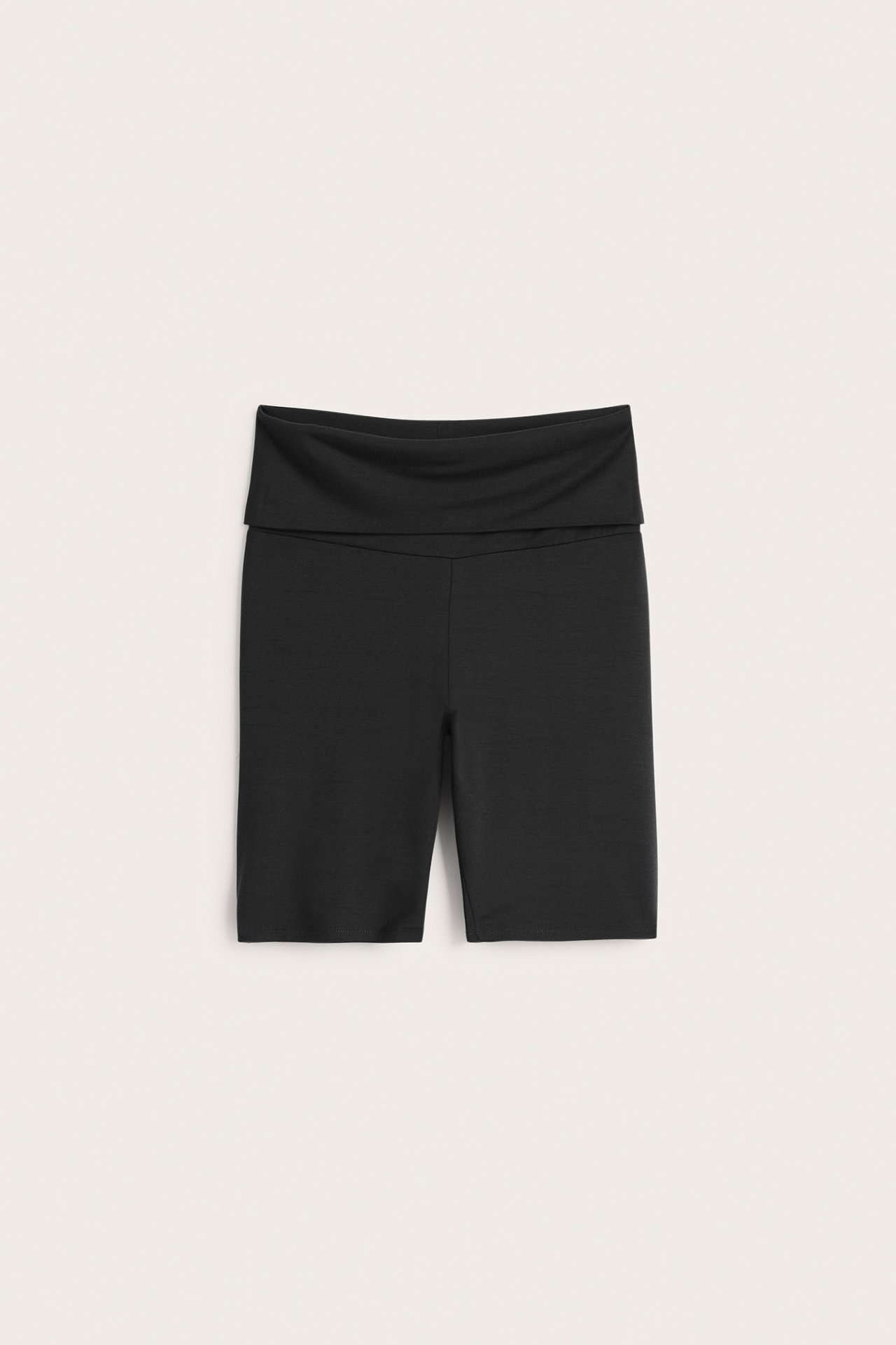 Framifrån: Enfärgade svarta cykelbyxor i viskos med nervikbar midja.