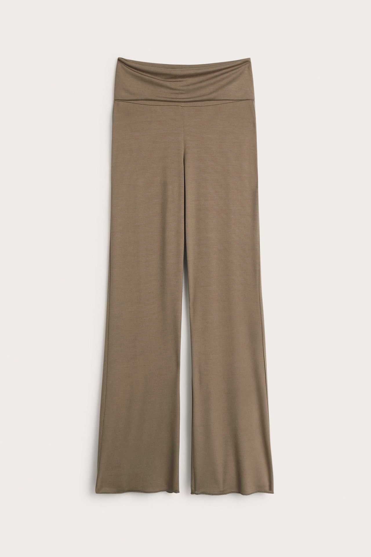 Widok z przodu brązowych spodni dresowych z dzianiny wiskozowej, z nogawkami bootcut i składanym pasem.