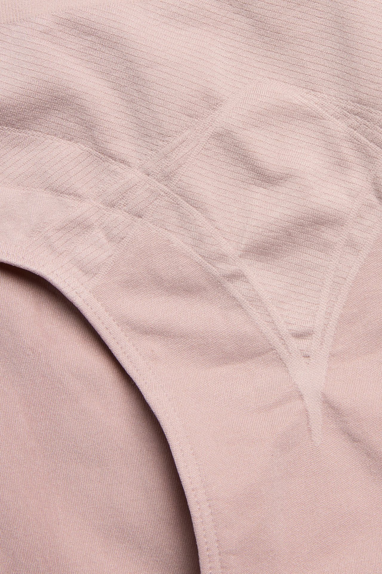 Zbliżenie na jasnoróżowe, bezszwowe figi modelujące z wysokim stanem i prążkowanymi detalami.