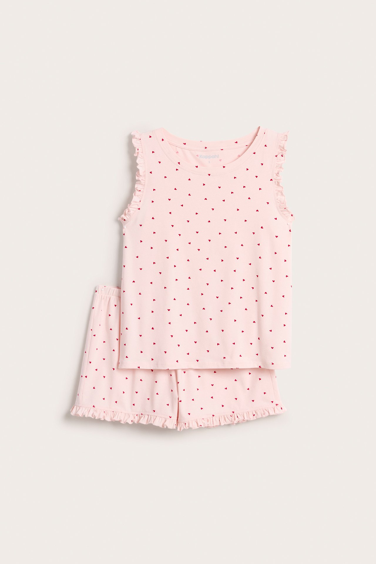 Framifrån, rosa pyjamas med rött hjärtmönster, volangärmad topp och matchande shorts.