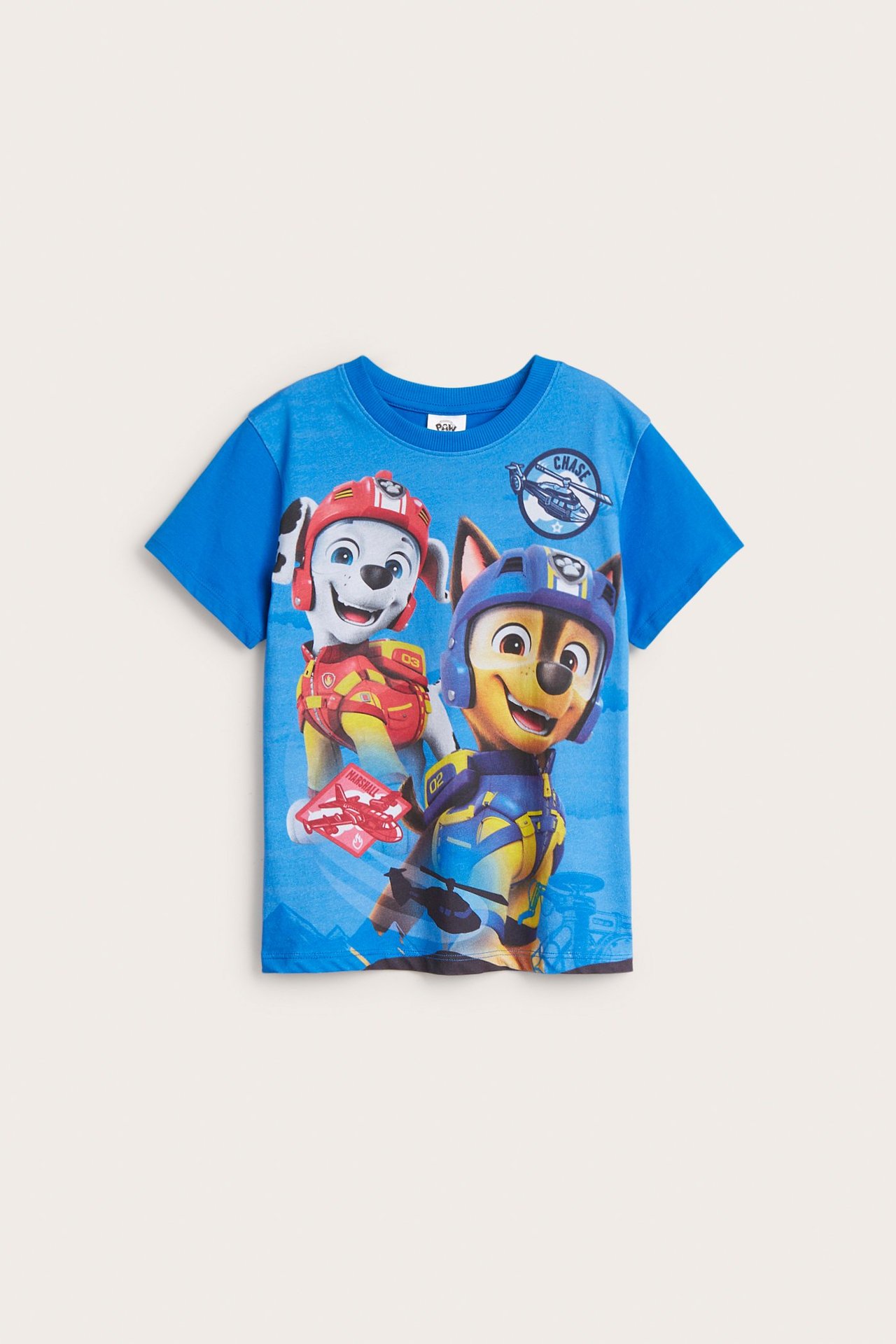 Widok z przodu niebieskiej bawełnianej koszulki dziecięcej z krótkim rękawem i dużym nadrukiem Psiego Patrolu.