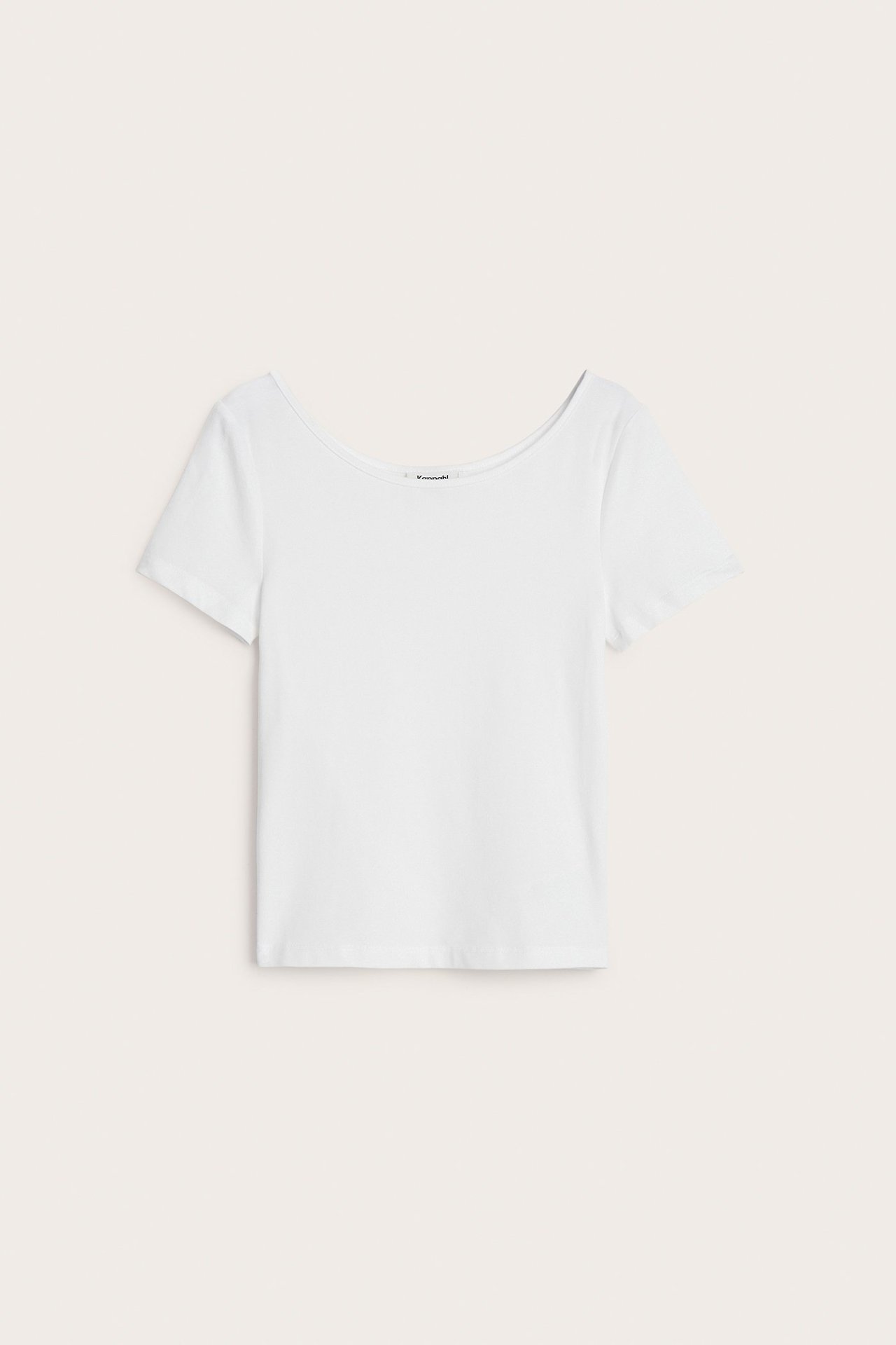 Framifrån, vit, åtsittande kortärmad topp med vid halsringning.