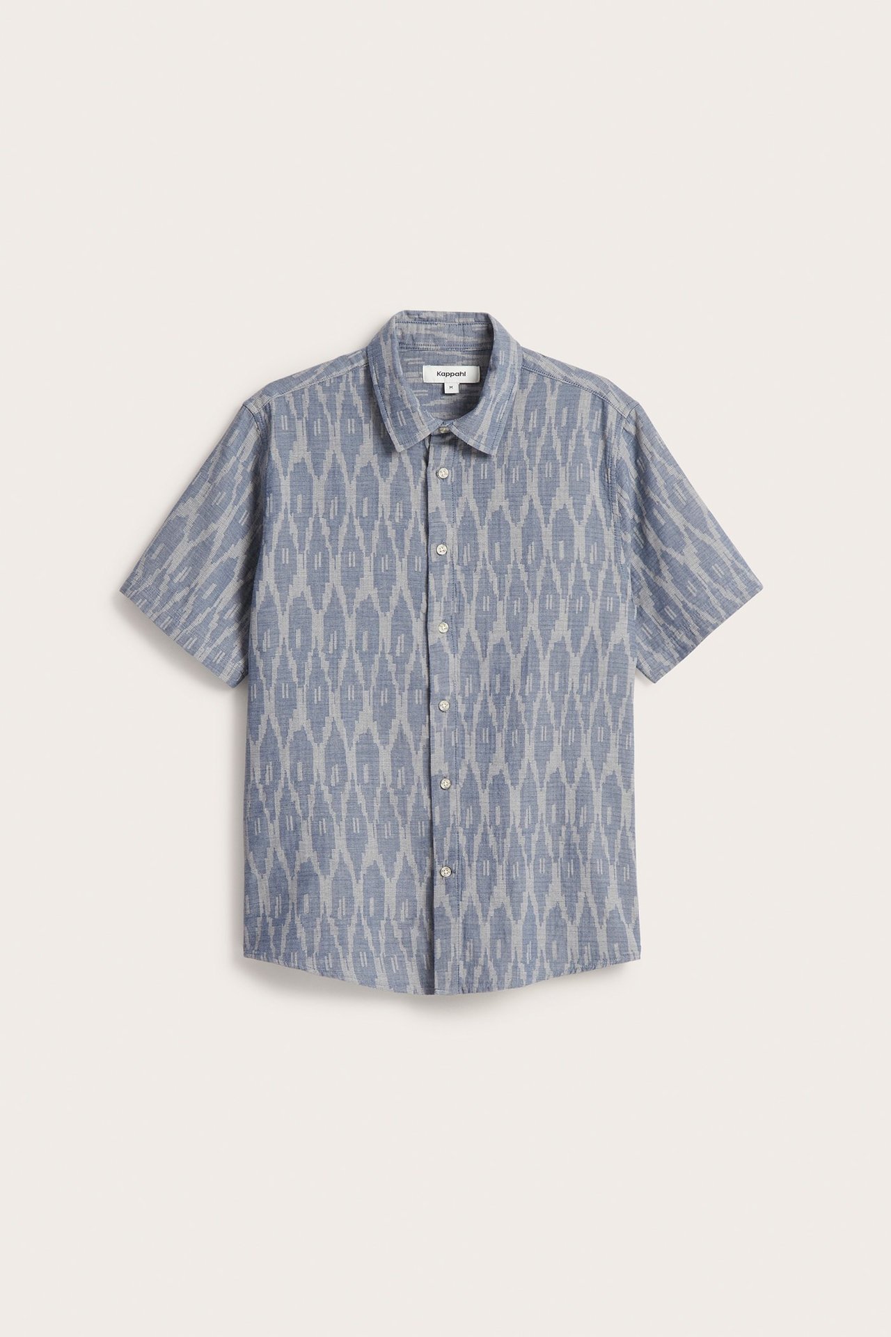 Edestä: Miesten tummansininen kuviollinen lyhythihainen puuvillapaita, jossa normaali kaulus ja napit.