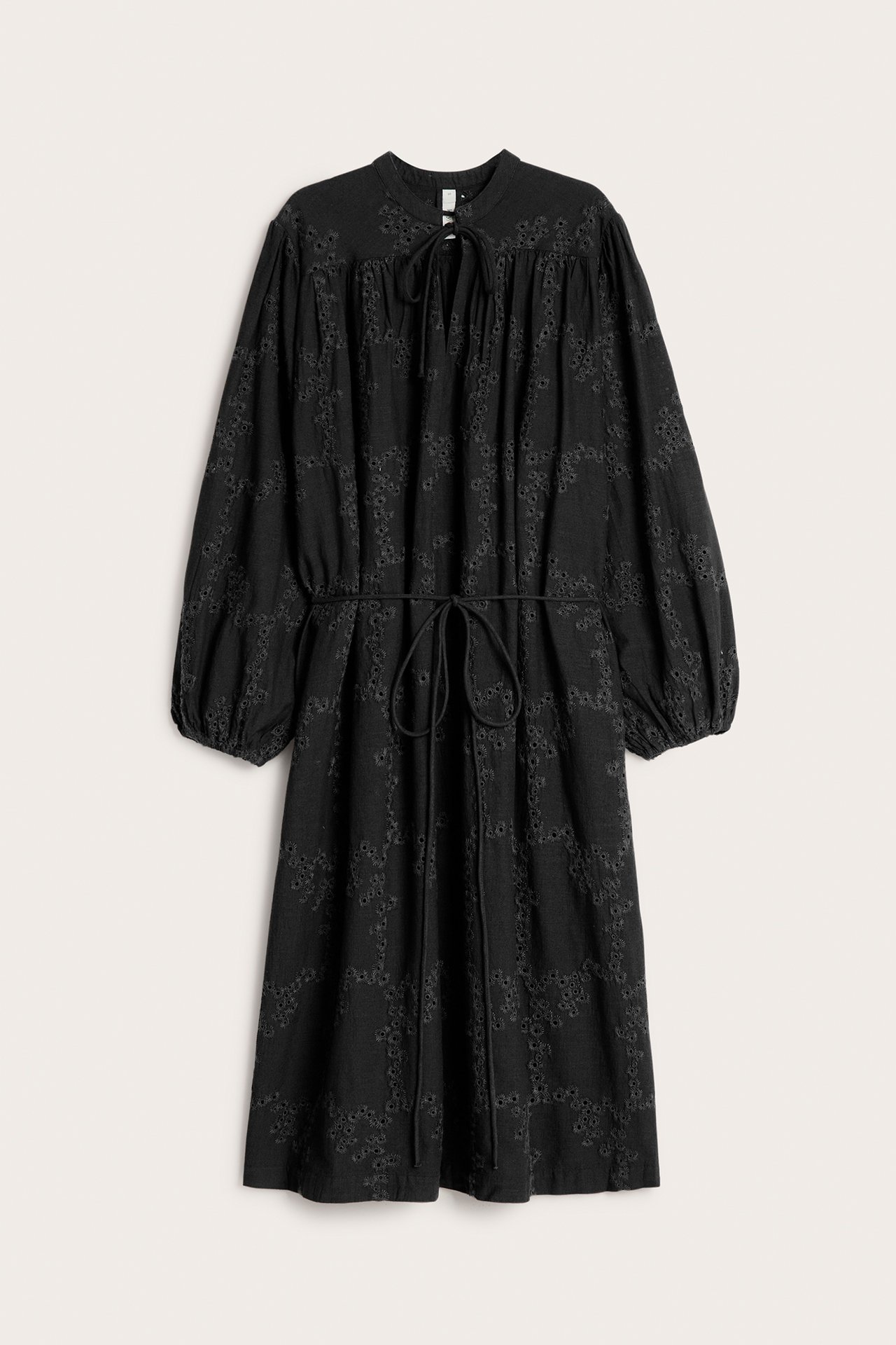 Widok z przodu: czarna haftowana bawełniana sukienka midi z długimi bufiastymi rękawami i wiązanym paskiem.