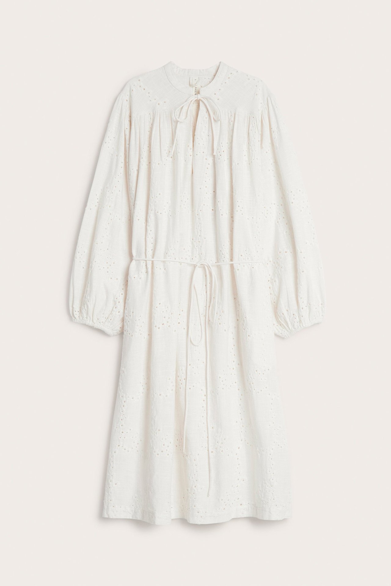 Frontvisning: Hvit bomullskjole med broderie anglaise, lange puffermer og knytebånd i midjen.