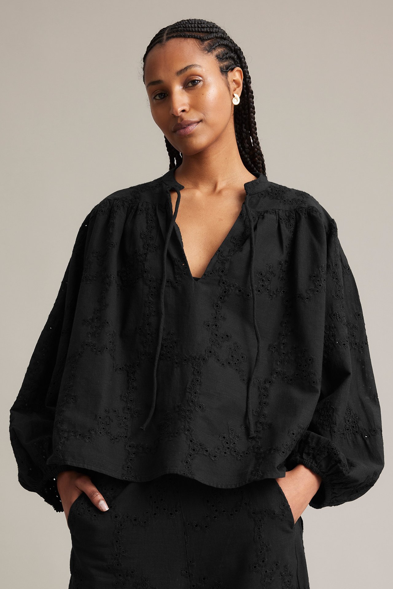 Brodert bluse med lange ermer