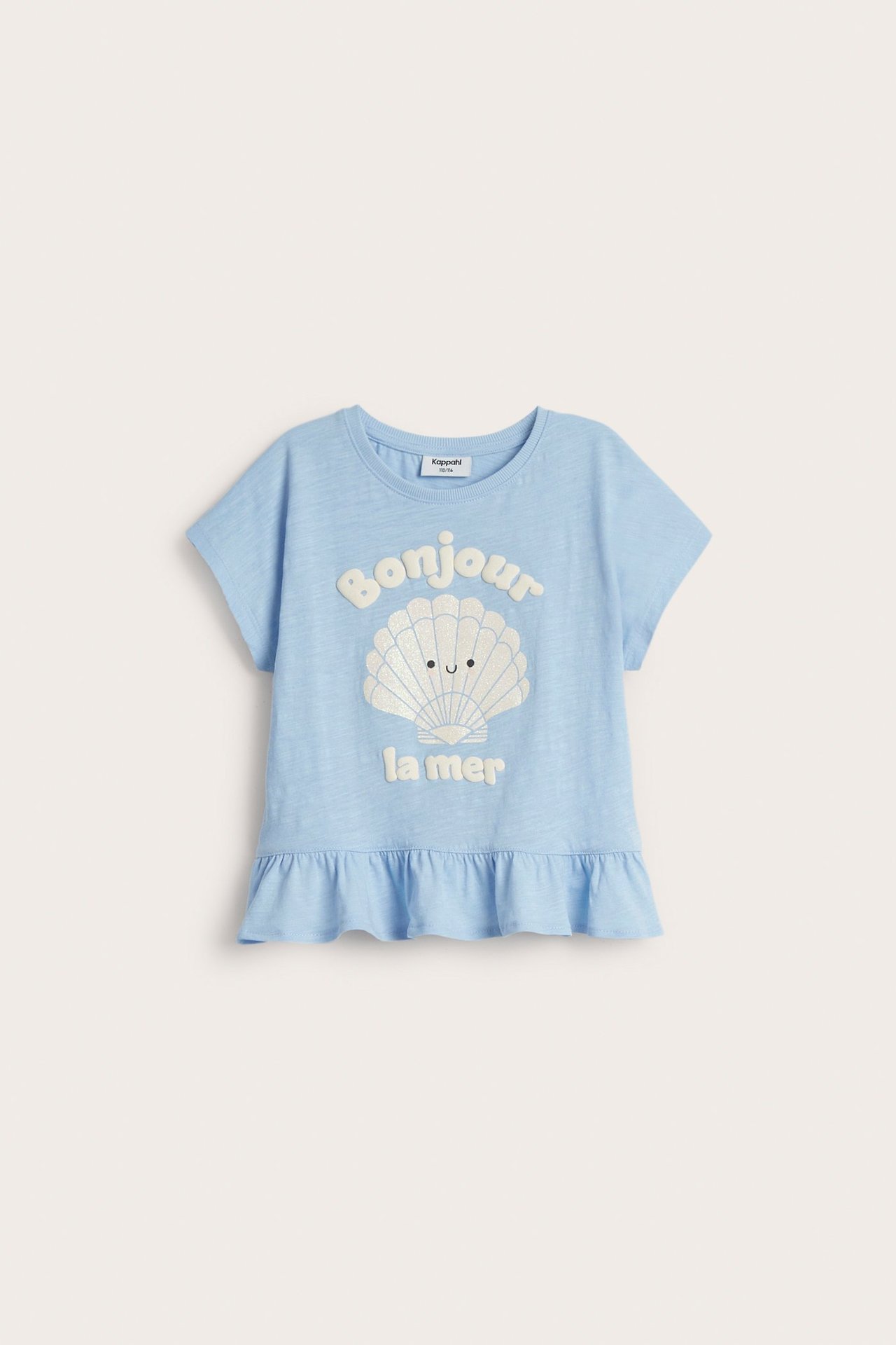 Widok z przodu: jasnoniebieski bawełniany top dziecięcy z białym nadrukiem muszli i falbanką.