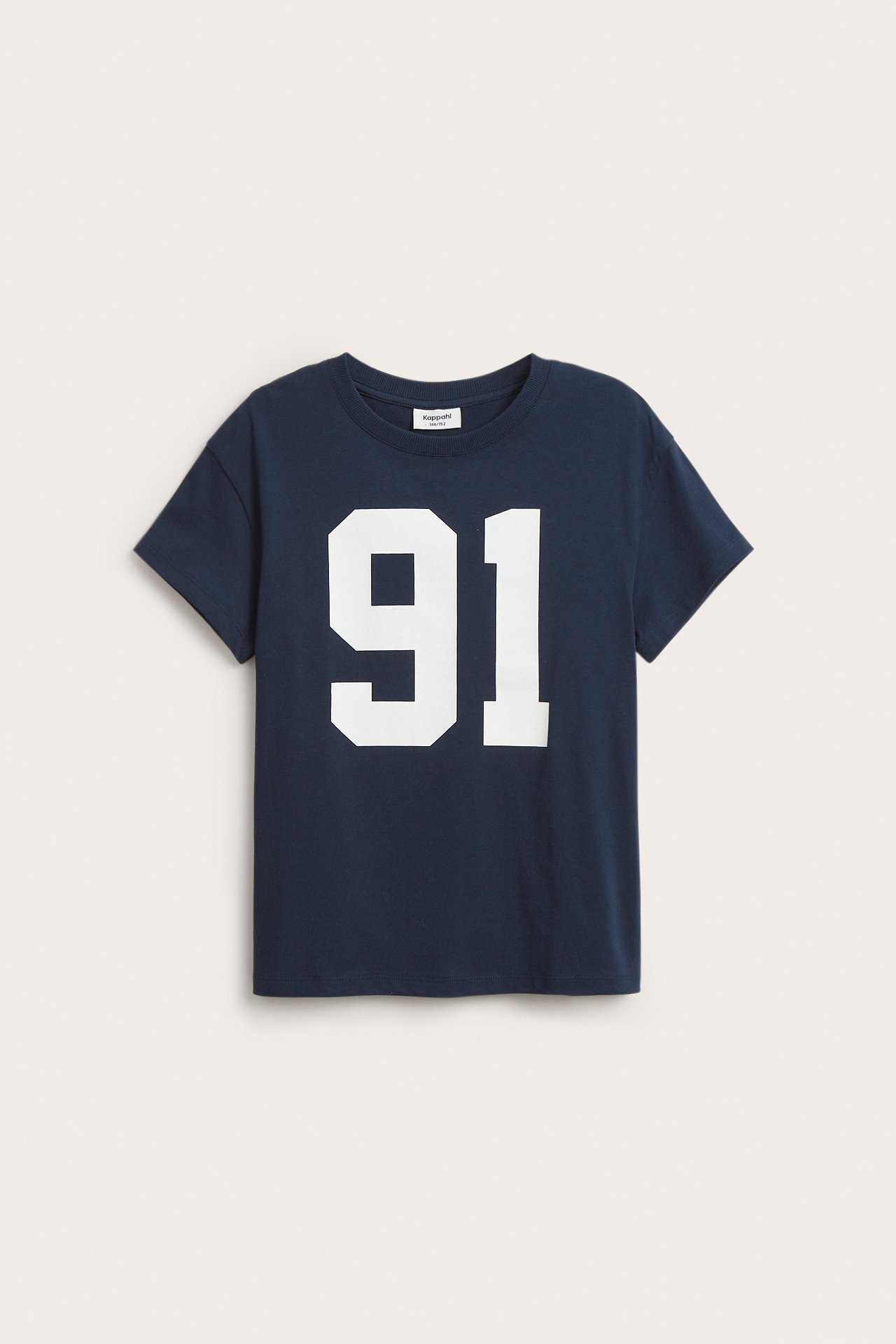 Widok z przodu granatowego bawełnianego T-shirtu z dużym białym nadrukiem '91' z przodu.