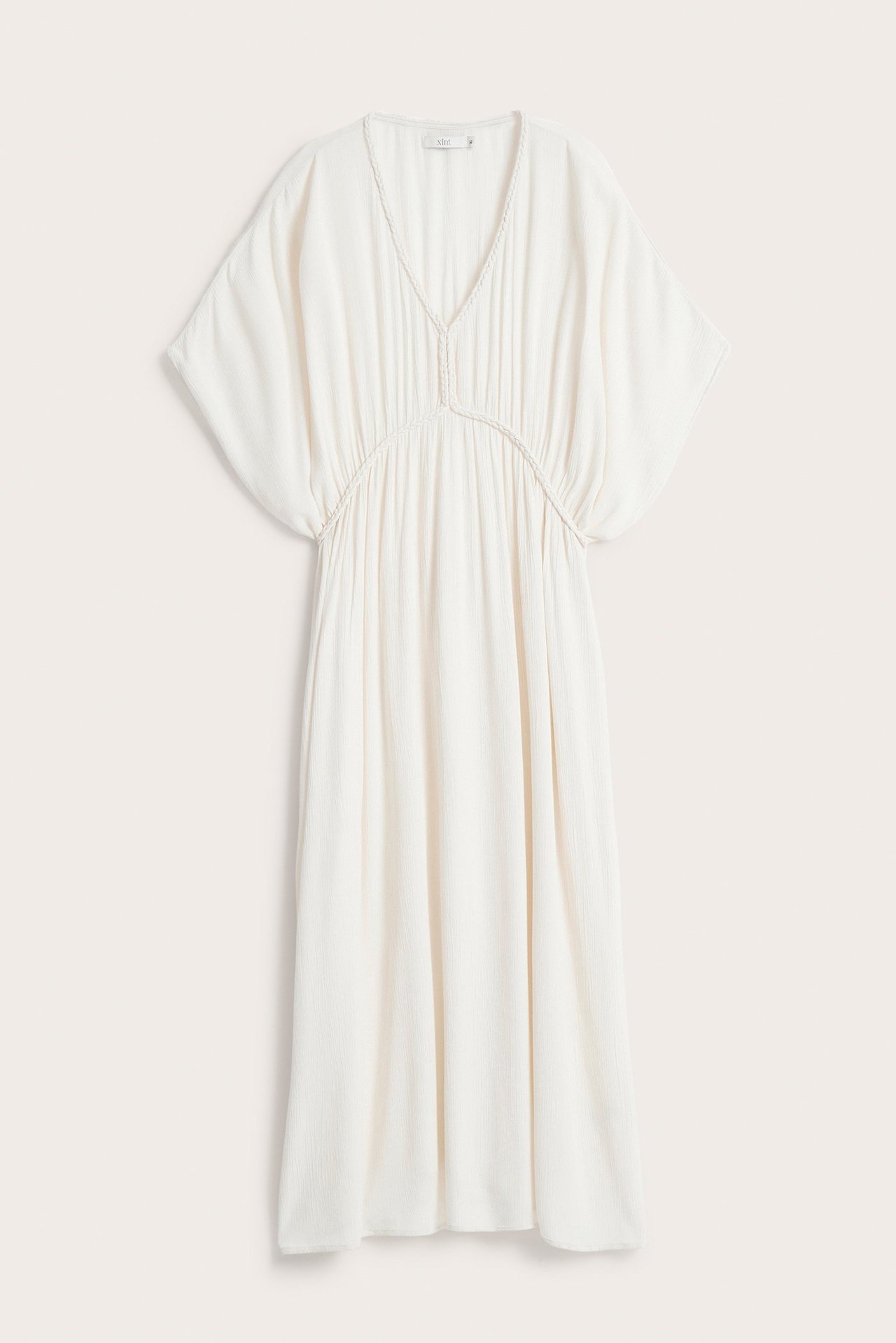 Frontvisning av offwhite krøllet viskose midikjole med V-hals, flettet kant og rynket midje.