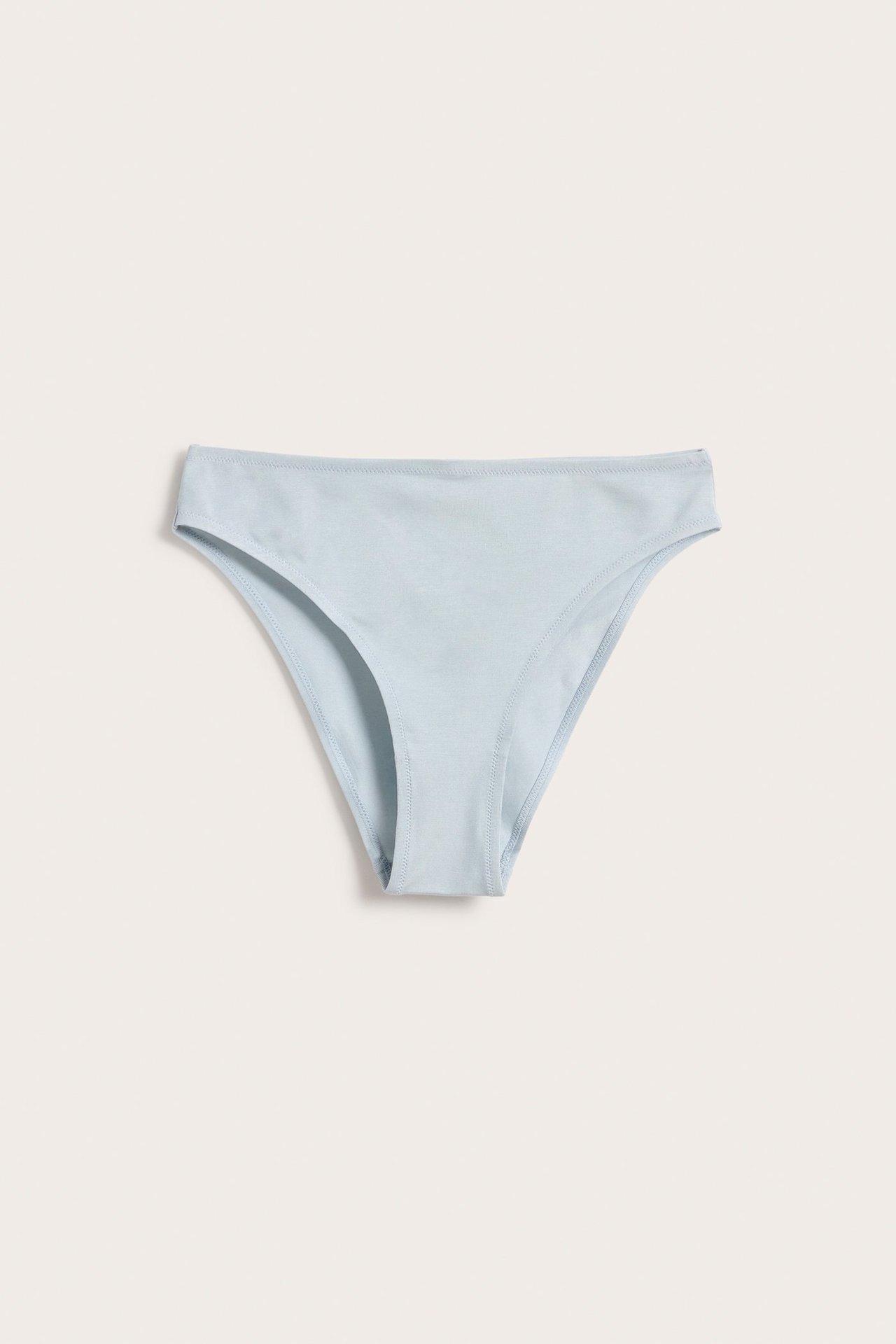 Forfra, lyseblå Brazilian truse i myk Tencel-blanding med høyt skårne benåpninger.