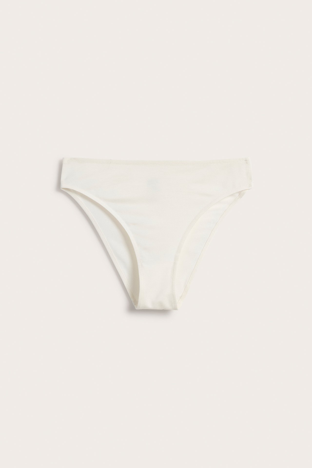 Frontvy av vita enfärgade Brazilian trosor i Tencel med midi-höjd.
