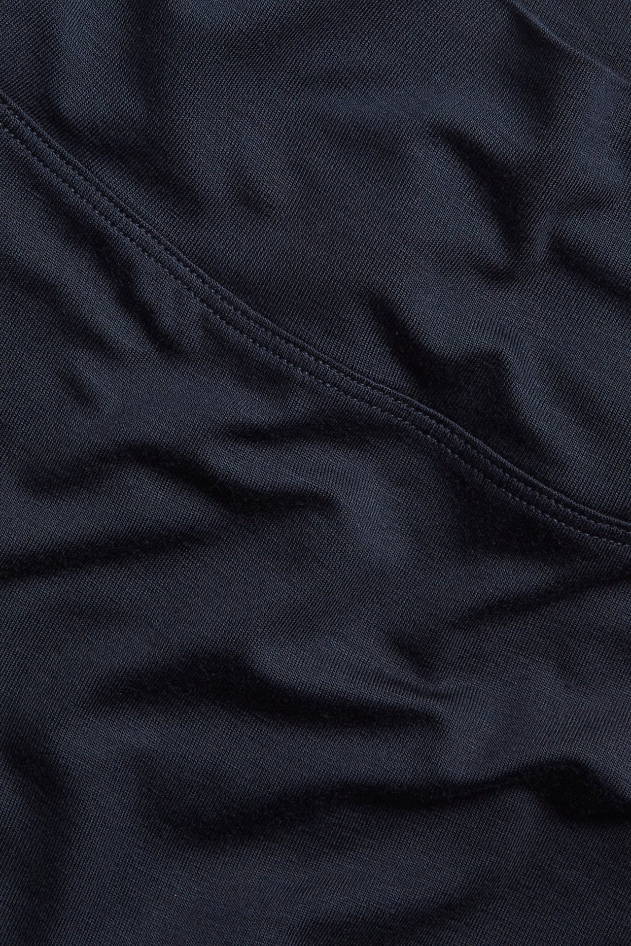 Zbliżenie na granatowe, gładkie bokserki z dzianiny wiskozowej z widocznymi szwami.