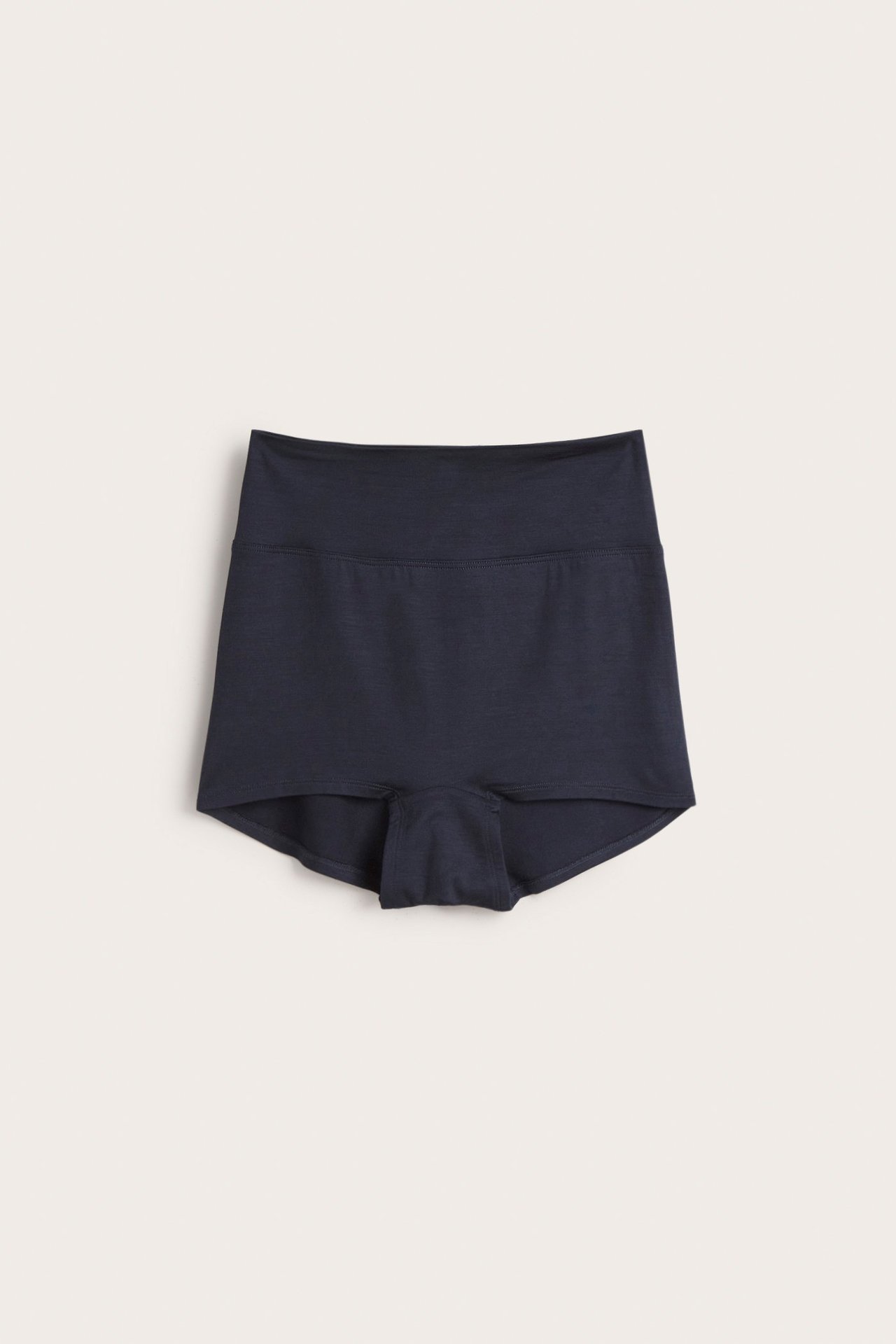 Framifrån: Enfärgad mörkblå boxertrosa för dam i mjuk viskosblandning med bred linning.