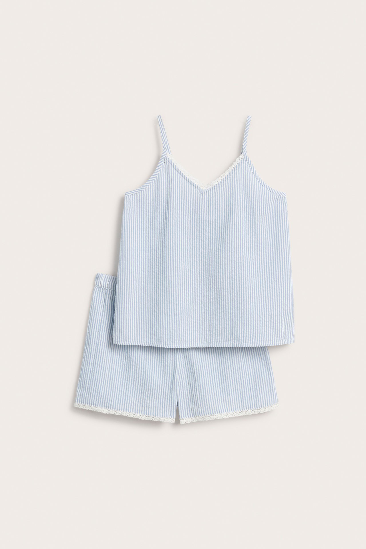 Framsida: Ljusblå randig pyjamas i bomull med linne och shorts, med vit spetskant.