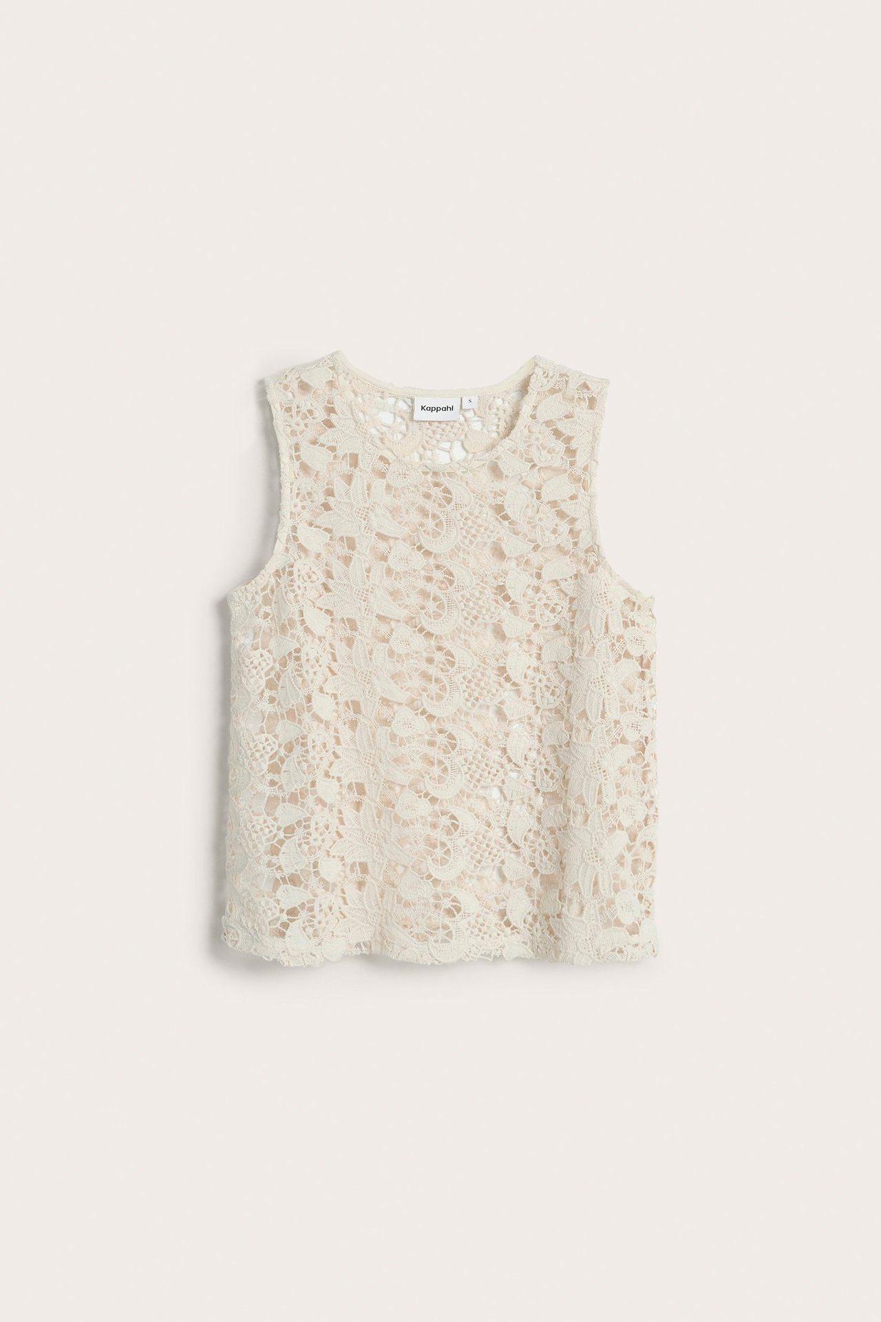 Forfra, offwhite blondetopp med rund hals og bølget nederkant.