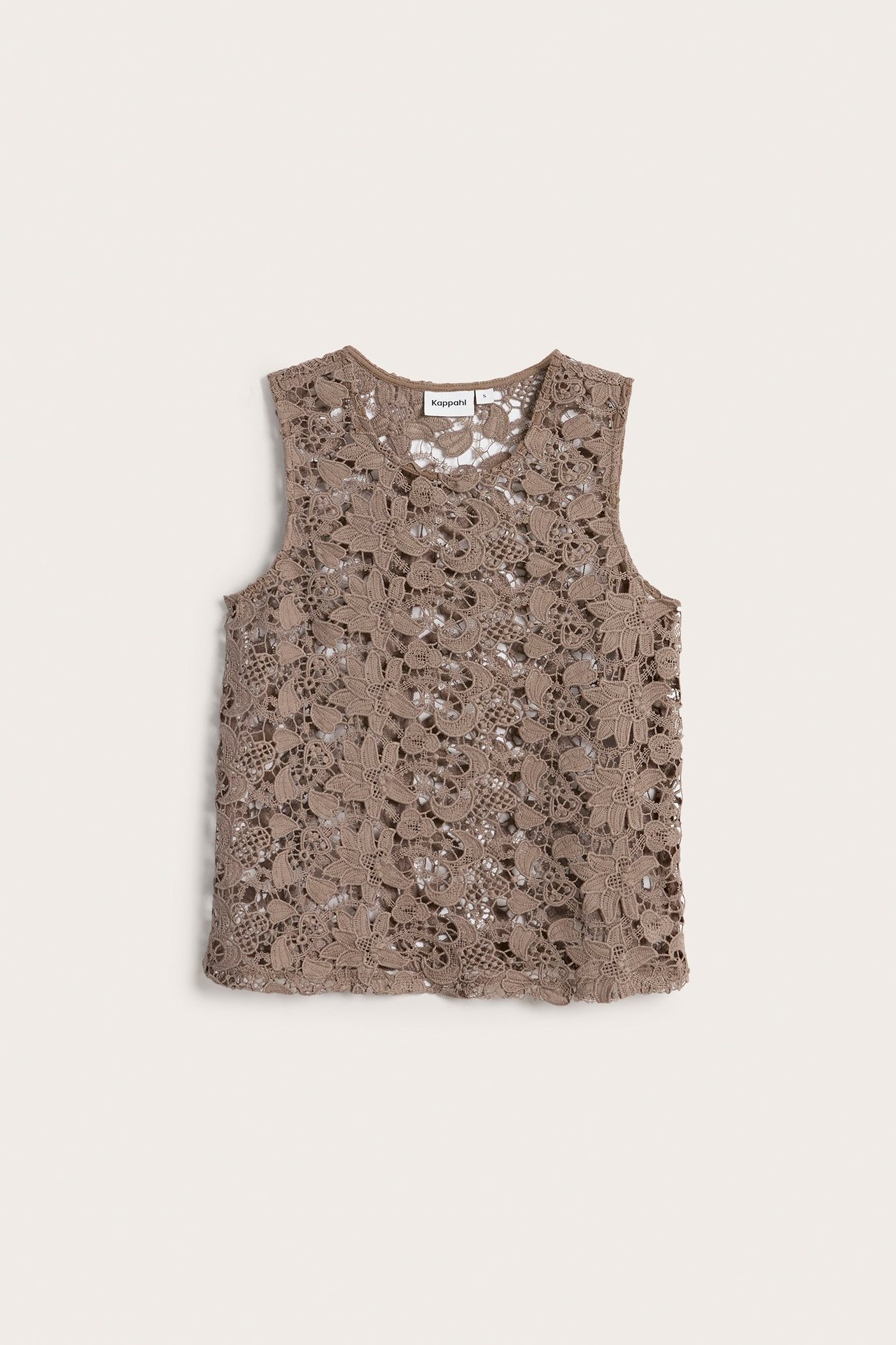 Frontvisning av en mørk beige ermeløs blondetopp med rund hals.