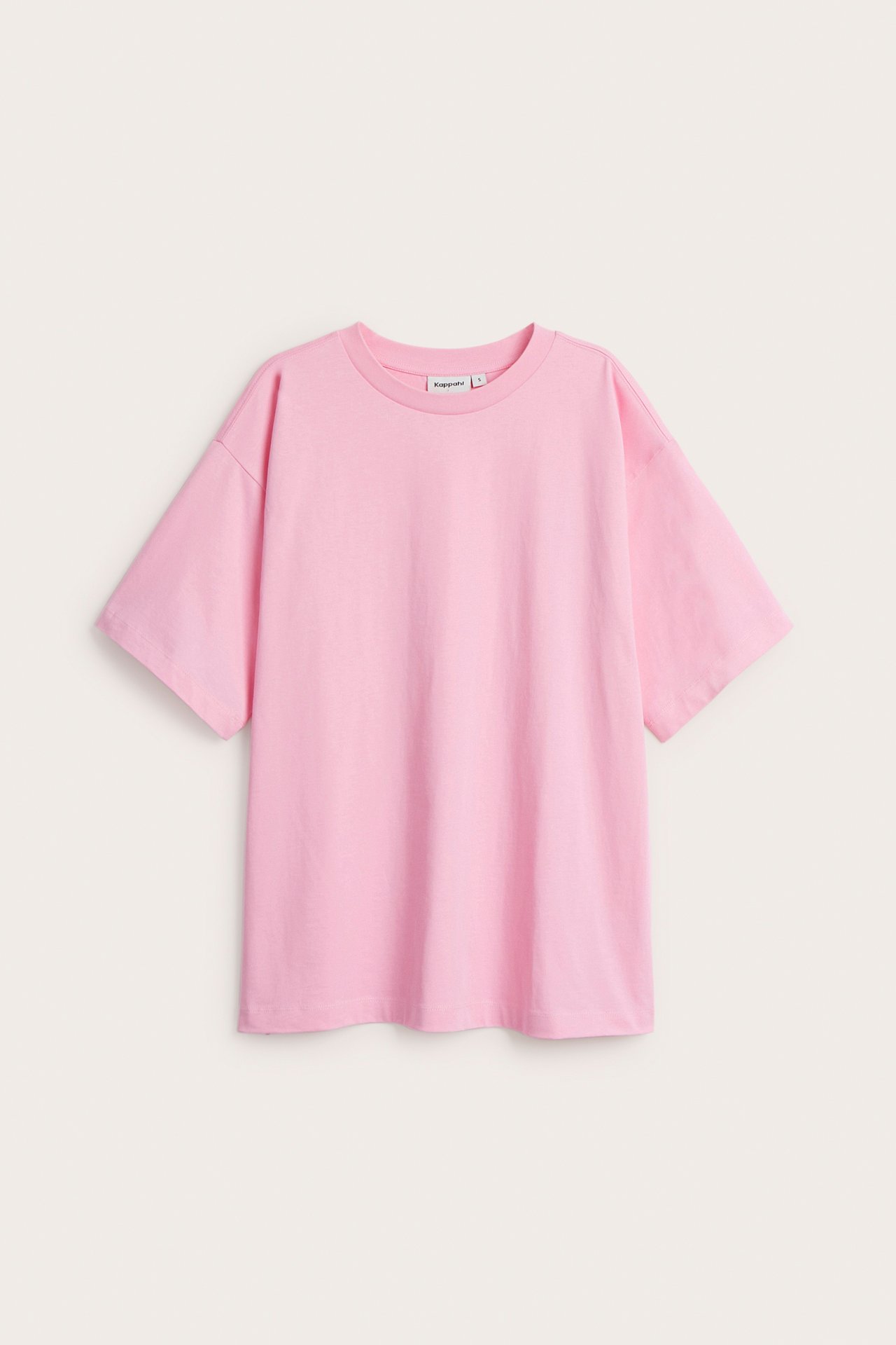 Framifrån, ljusrosa oversized boxig t-shirt i bomull med korta ärmar.