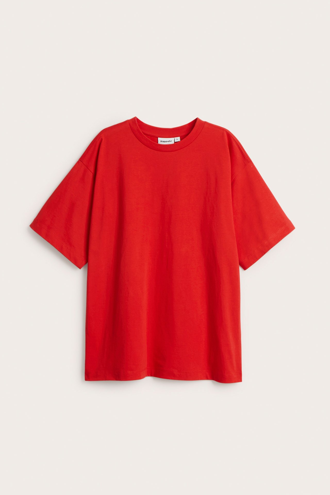 Frontvy av en röd enfärgad oversized boxig bomulls-t-shirt med korta ärmar och rund hals.