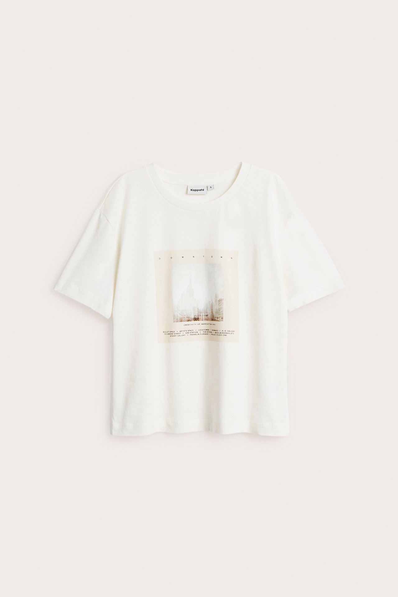 Widok z przodu: biały bawełniany t-shirt, krótkie rękawy, prostokątny, abstrakcyjny nadruk z przodu.
