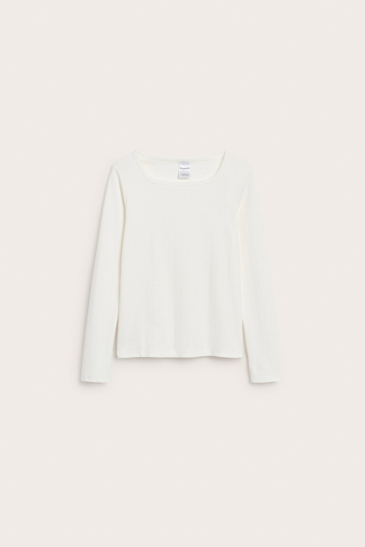 Frontvy av en offwhite långärmad pointelle pyjamastopp med fyrkantig halsringning och picotkant.