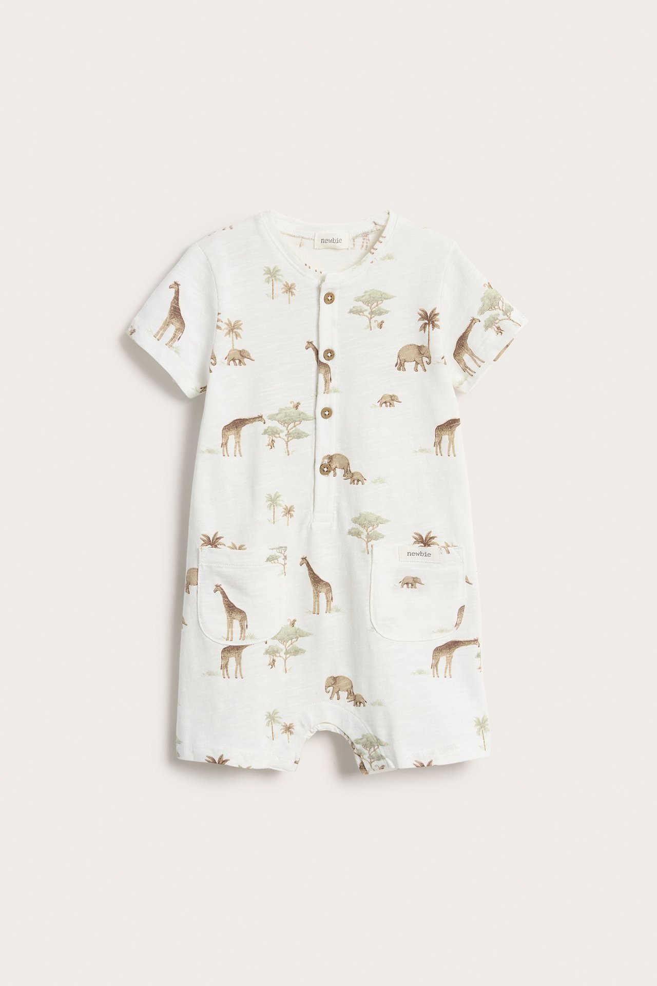 Frontvy: Offwhite babyplaysuit med djurmönster, korta ärmar, knappar fram och två fickor.
