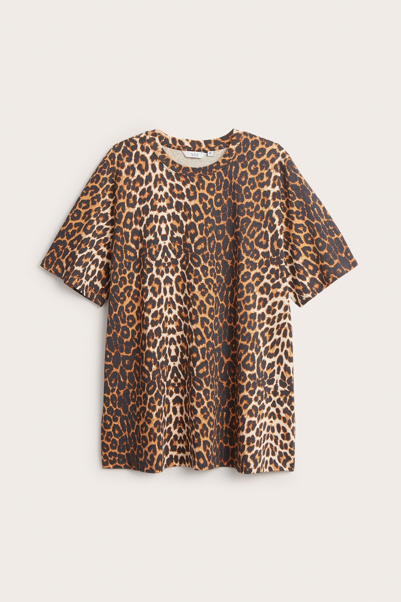 Frontvisning av en beige oversized bomulls-t-skjorte med brunt og svart leopardmønster.