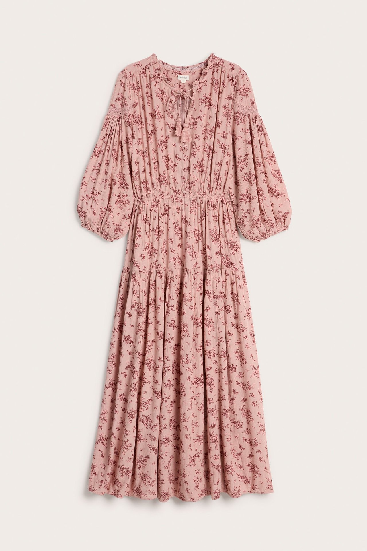 Framifrån: rosa blommig maxiklänning i viskos med puffärmar, volangkrage och tofsband.